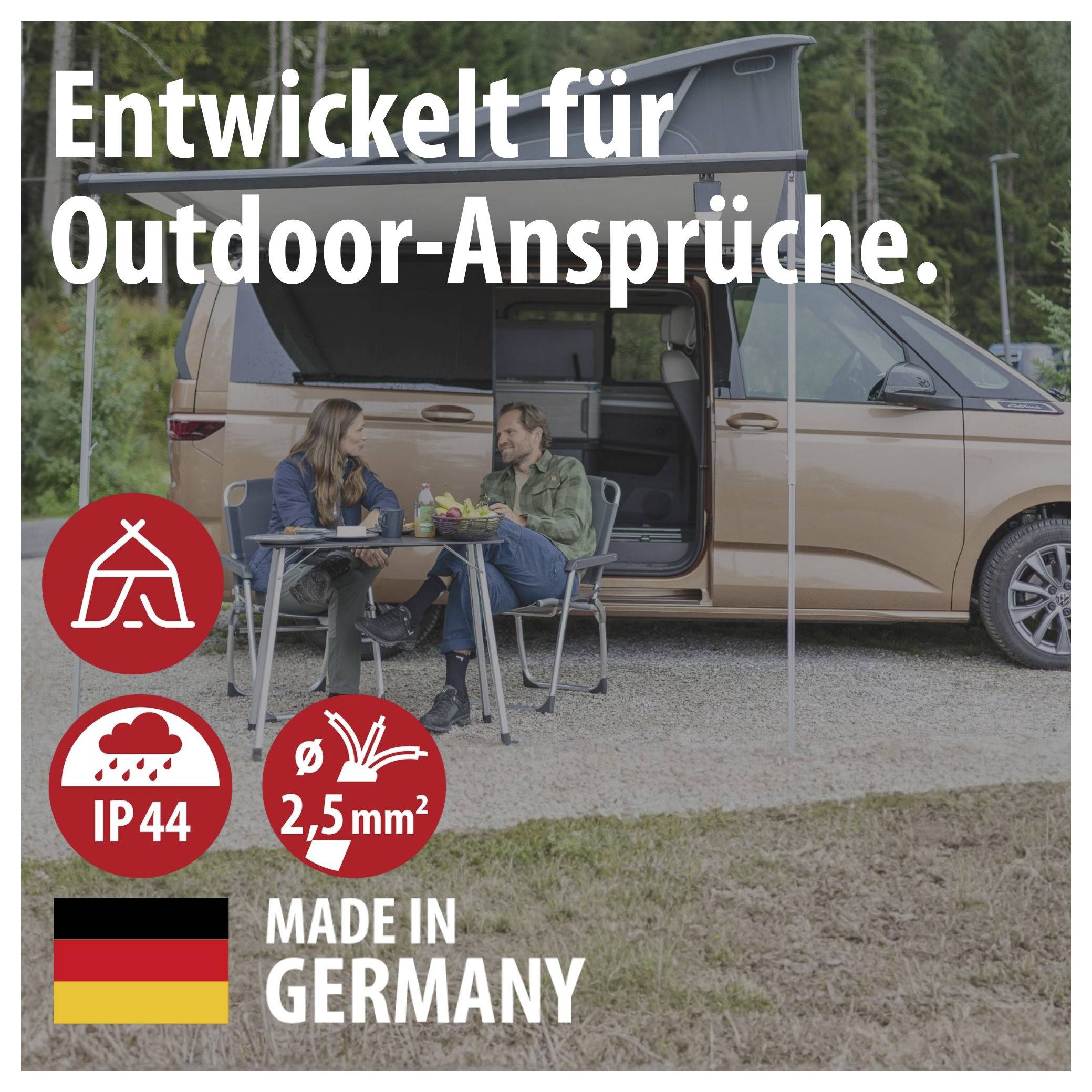Wohnmobil-Campervan mit ausgeklapptem Dachzelt; davor sitzen zwei Personen am Campingtisch. Text: 'Entwickelt für Outdoor-Ansprüche', 'IP44', '2,5 mm²', 'Made in Germany'.