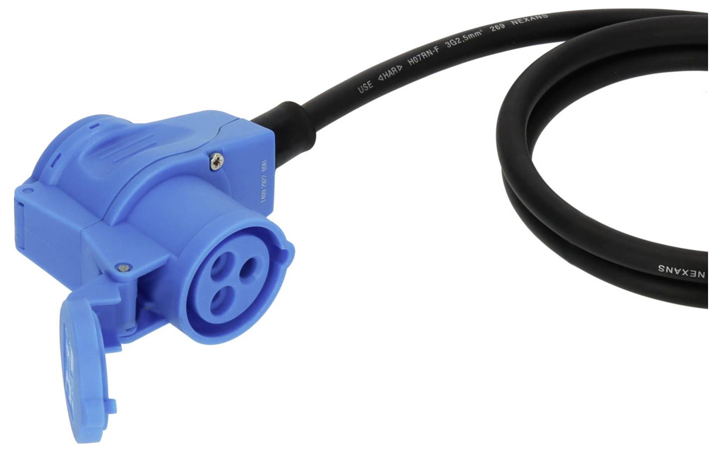 Ein blauer Industrie-Stromstecker mit drei kreisförmigen Stiften und einer geschlossenen Abdeckung, befestigt an einem dicken schwarzen Kabel, vor weißem Hintergrund.