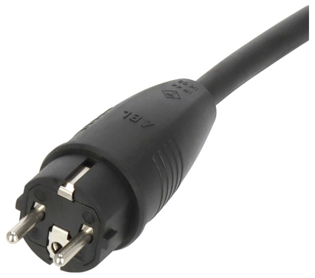 Eine Nahaufnahme eines schwarzen Elektrosteckers mit zwei runden Stiften und einem Erdungsstift, angebracht an einem schwarzen Kabel, nach rechts geneigt.