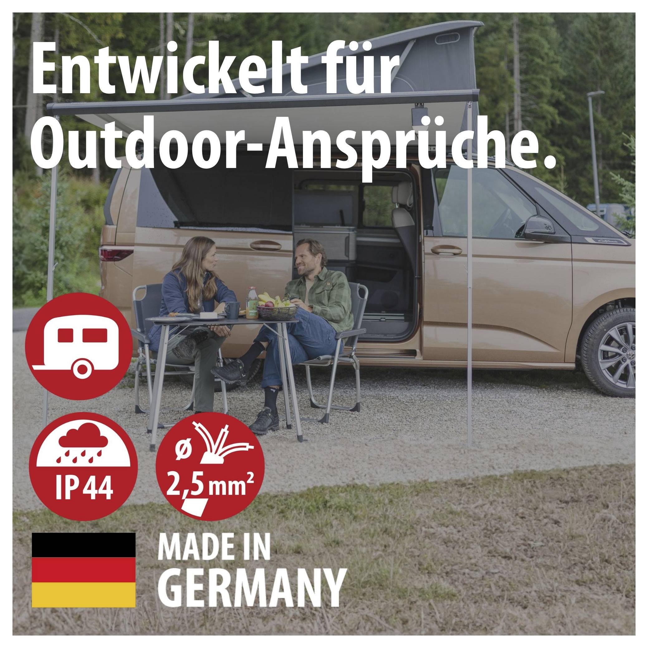 Campingvan mit ausgeklapptem Dach und zwei Personen am Tisch; Text: 'Entwickelt für Outdoor-Ansprüche.', 'IP44', '2,5 mm²', 'Made in Germany'.