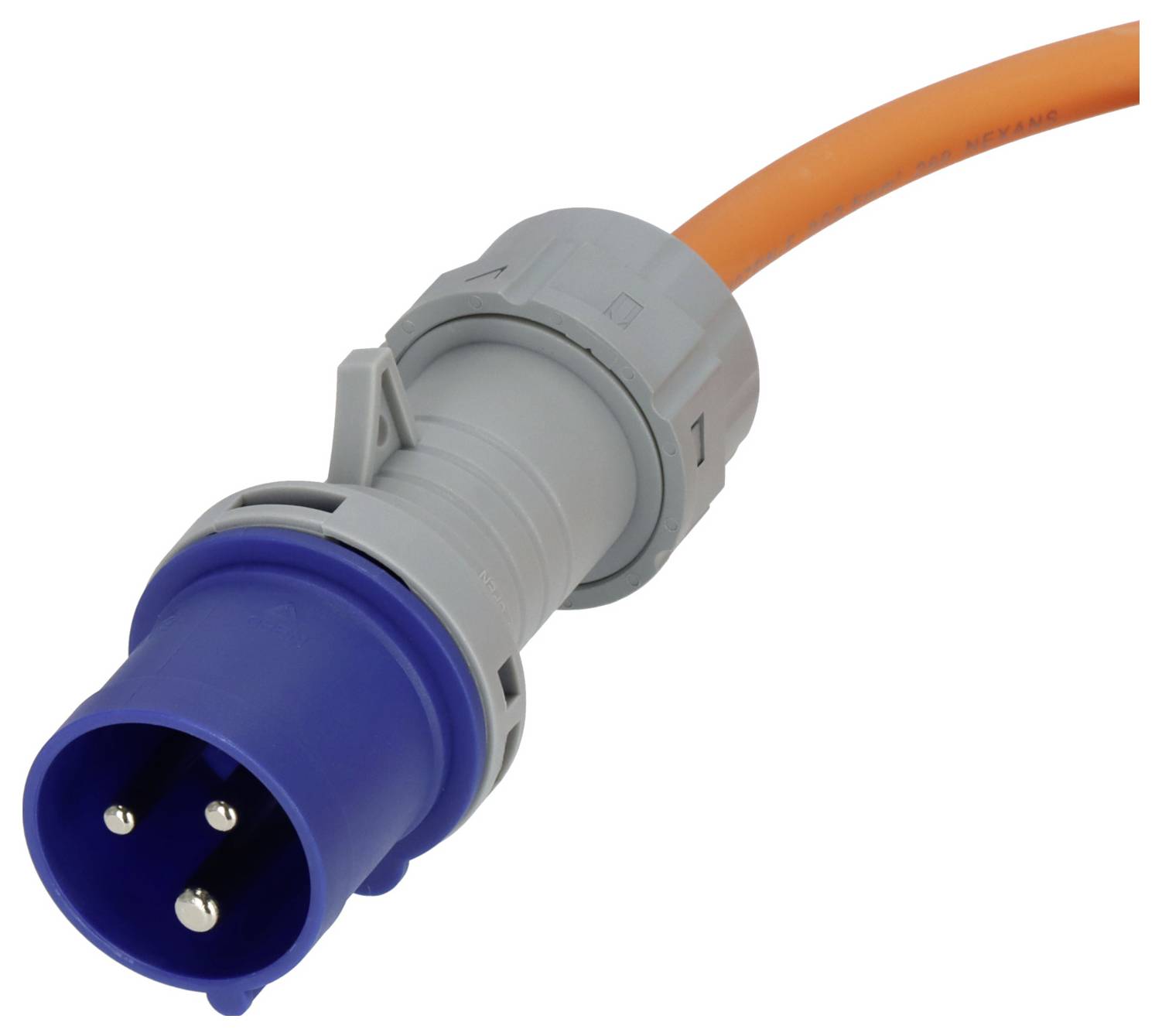 Ein blauer Industriestecker mit drei Metallstiften, die an einem orangefarbenen Kabel befestigt sind, wird für elektrische Verbindungen in schweren Maschinen verwendet.