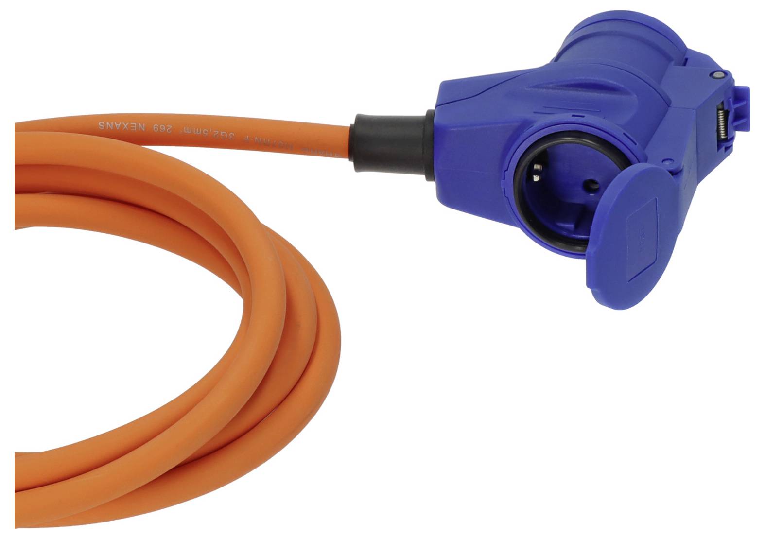 Blauer Industrie-Stromstecker, angebracht an einem aufgerollten orangefarbenen Kabel auf weißem Hintergrund
