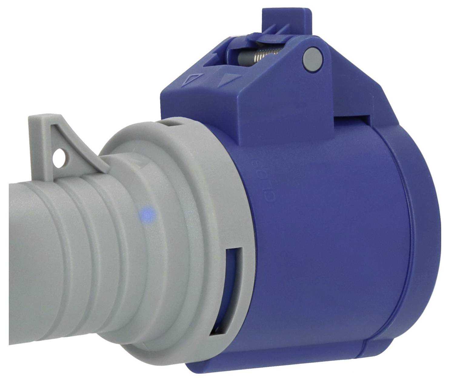 Blauer Industrie-Stromstecker an einem grauen Stromkabel angebracht, in Nahaufnahme auf weißem Hintergrund gezeigt.