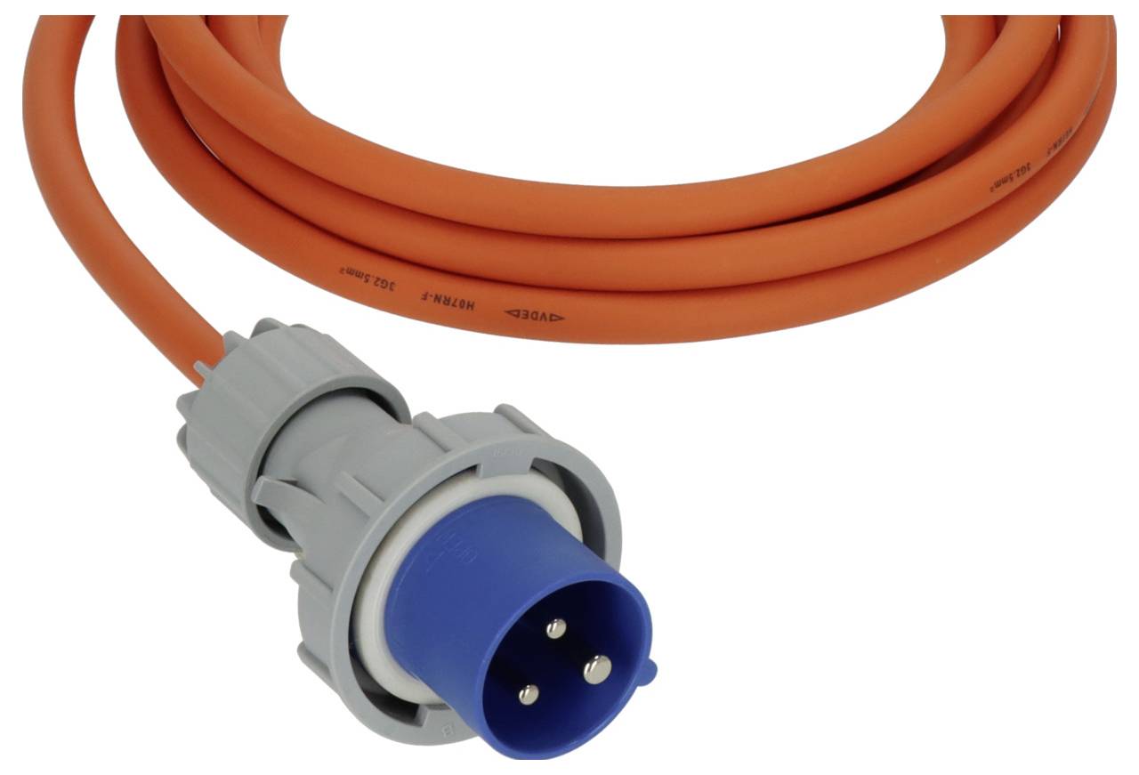 Ein orangefarbenes Verlängerungskabel mit einem blauen Industriestecker mit drei Metallstiften, sauber aufgewickelt auf weißem Hintergrund.