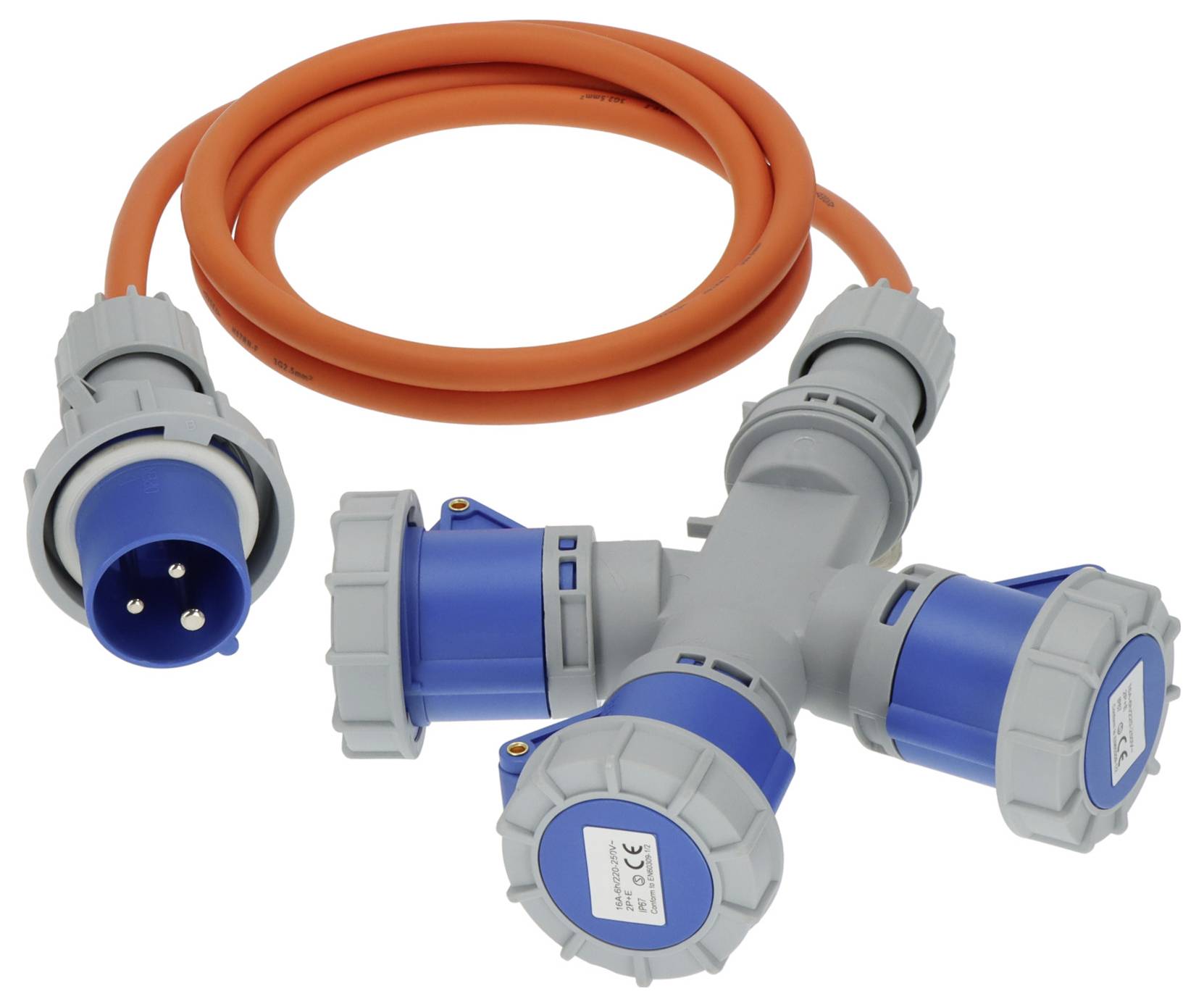 Oranges Kabel mit einem blauen Industrie-Stromstecker und einem grauen Mehrfachstecker-Adapter auf weißem Hintergrund.