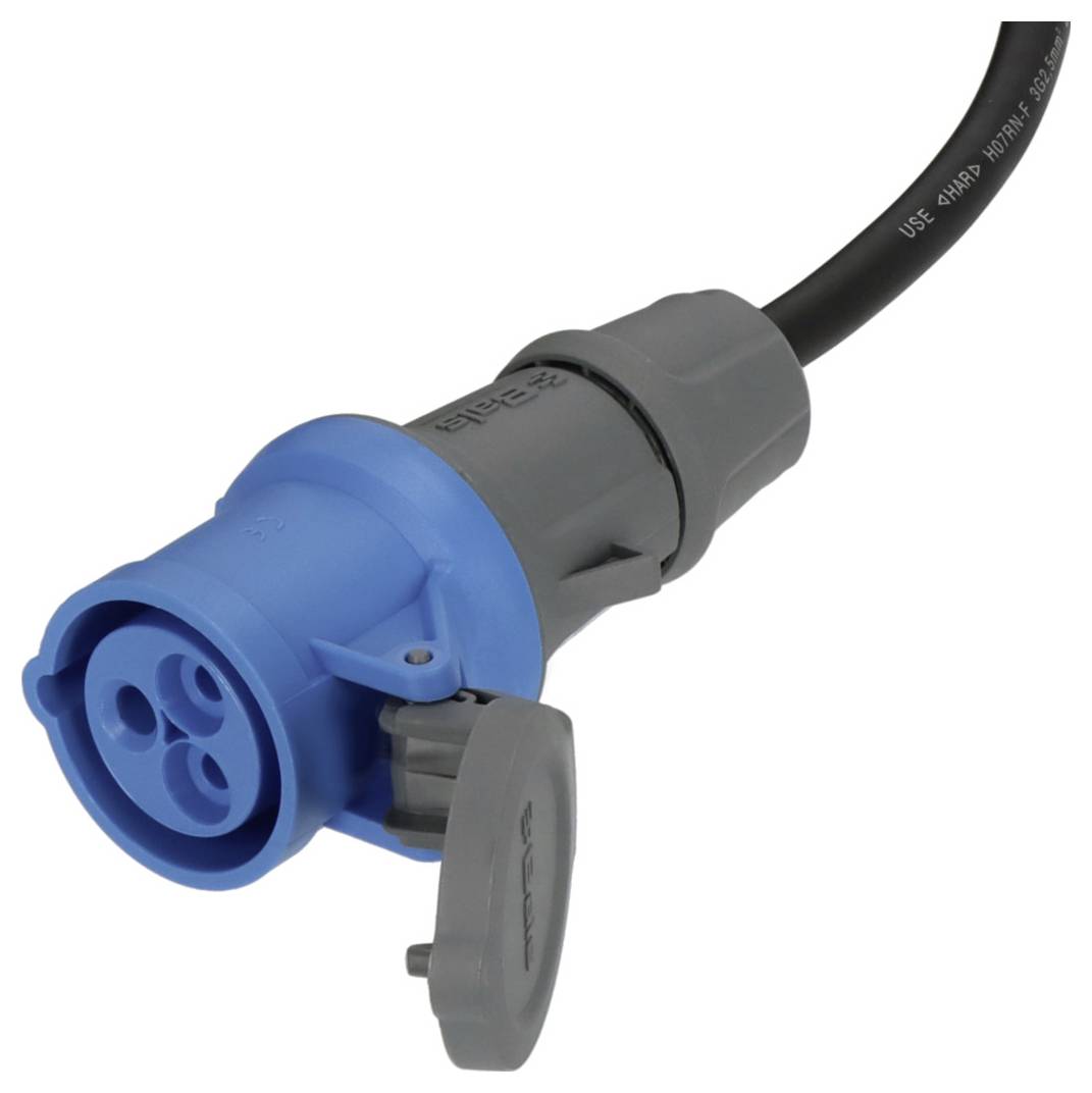 Blauer Industrie-Stecker mit Schutzkappe, angebracht an einem schwarzen Kabel.
