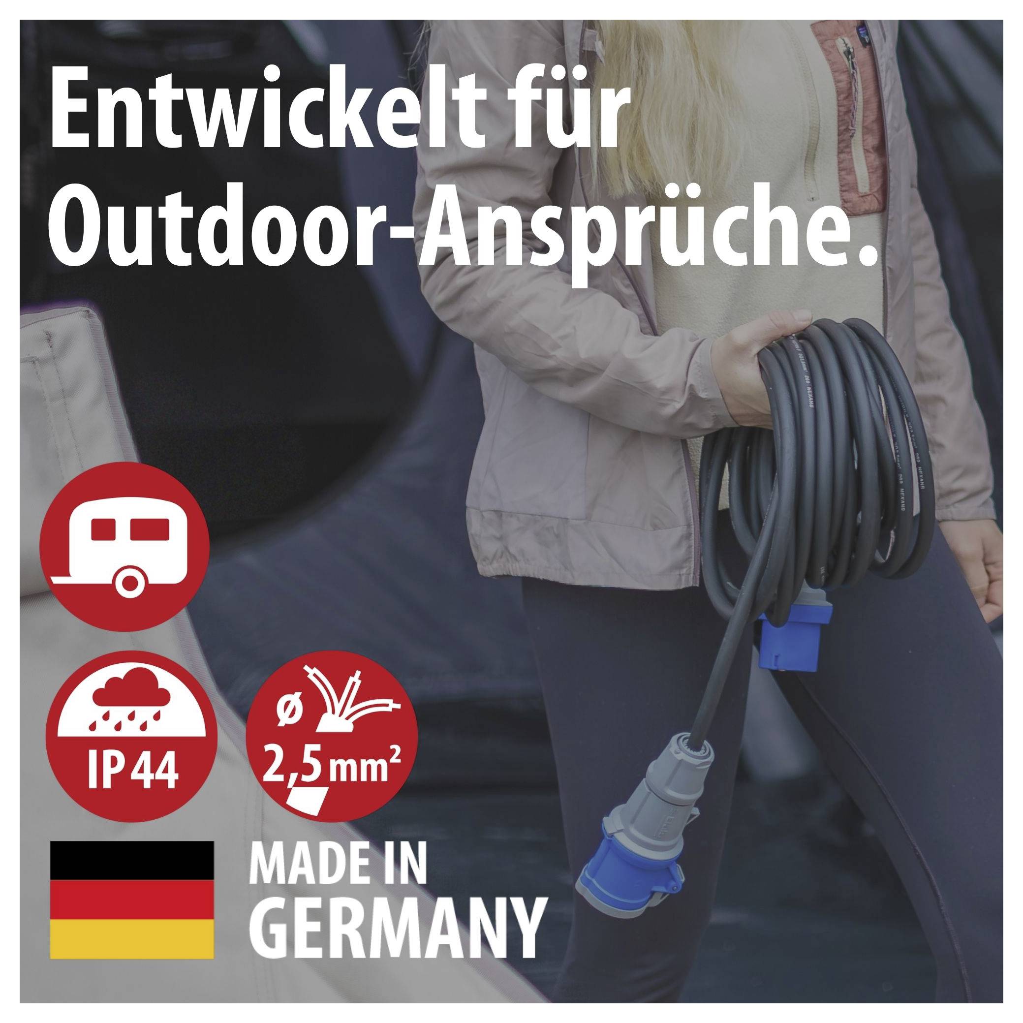 Werbegrafik mit Person, die ein verlängerbares Stromkabel hält; Text: 'Entwickelt für Outdoor-Ansprüche.', 'IP44', 'ø 2,5 mm²', 'Made in Germany'.