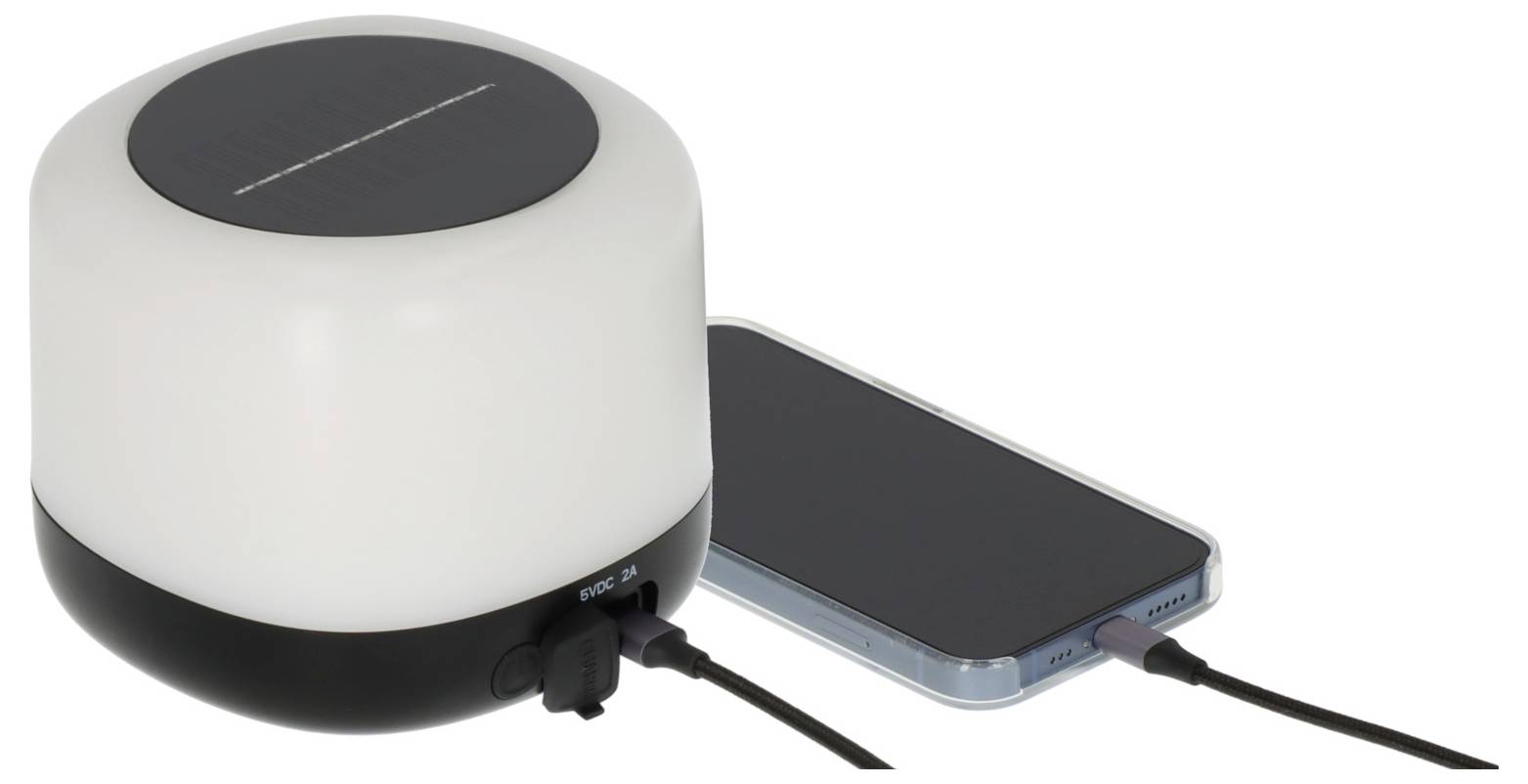 Ein offener schwarzer Klemmbrett-Ordner mit einem Stifthalter auf der linken Seite und einem leeren weißen Blatt Papier, das auf der rechten Seite durch eine Metallklammer gehalten wird.