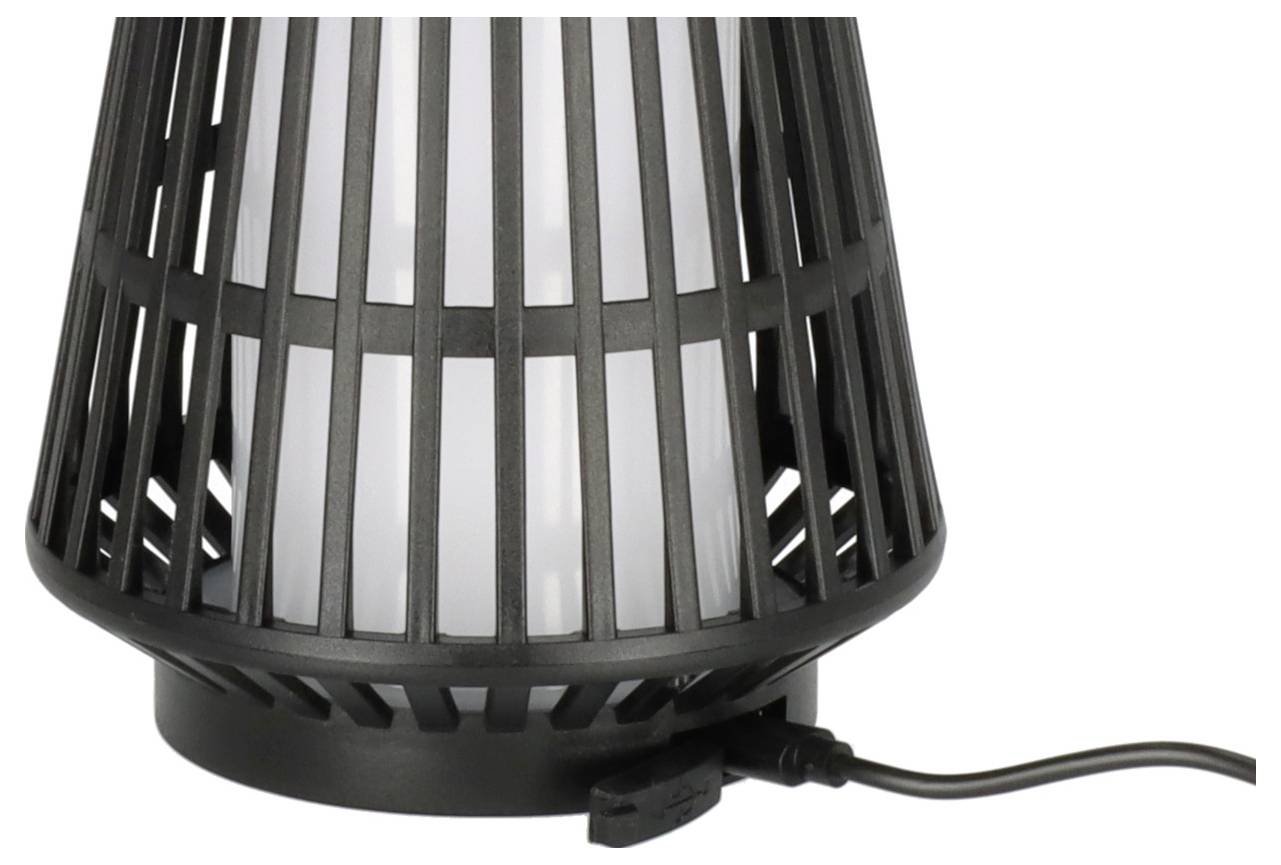 Eine schwarze Metalllaterne mit vertikalen Lamellen, die einen weißen inneren Schirm beherbergt. Ein Stromkabel ist in ihrer Basis eingesteckt.