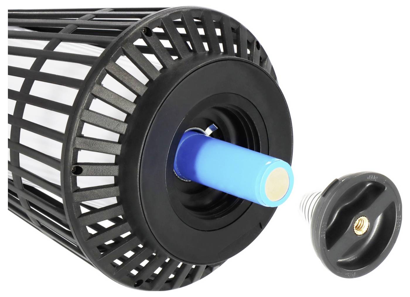 Ein zylindrischer Filter mit schwarzem Käfigdesign, mit einer zentralen blauen Komponente, begleitet von einer separaten runden Basiskappe.