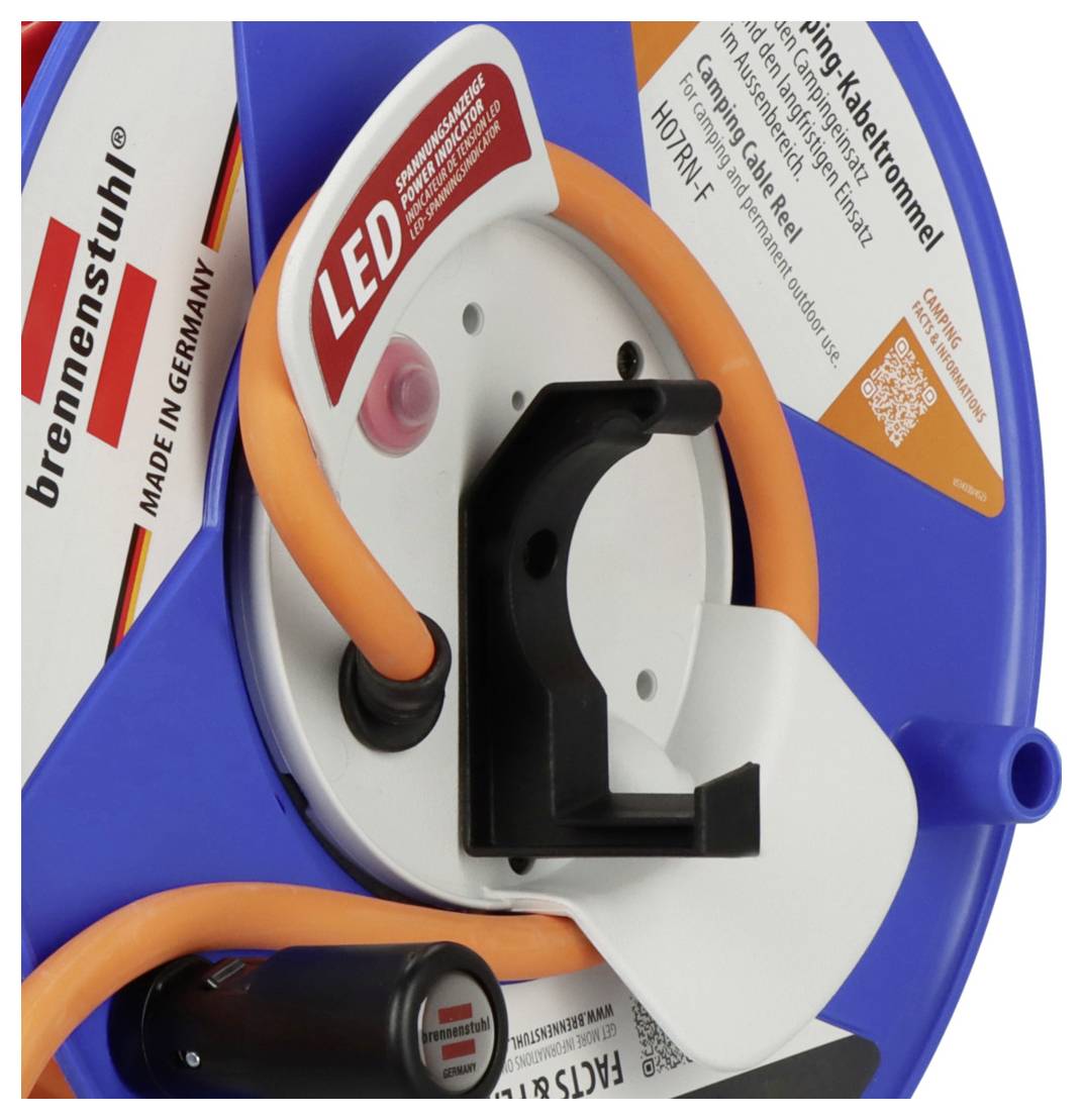 Nahaufnahme einer blauen Brennenstuhl LED-Kabelrolle mit orangegelbem Kabel, schwarzem Griff und Produktetiketten, einschließlich „Made in Germany