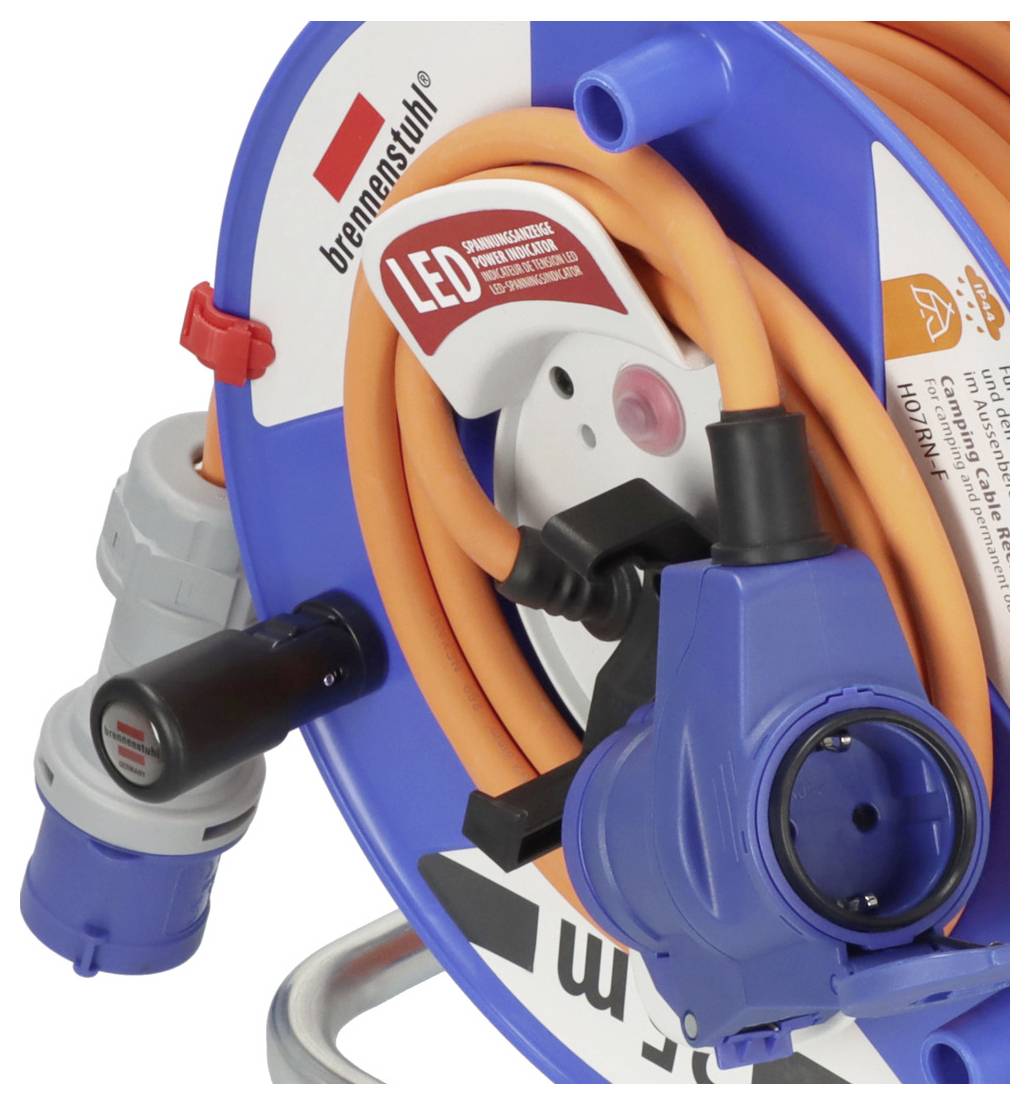Nahaufnahme einer Kabelrolle mit orangefarbenem Verlängerungskabel, blauen Steckdosen und Steckverbindern, die um eine blau-weiße Spule gewickelt sind.