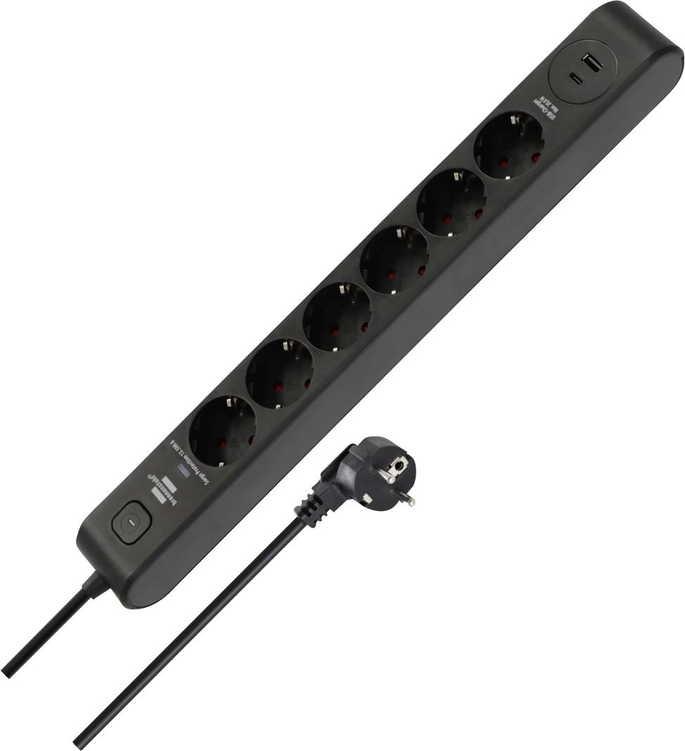 Eine schwarze Steckerleiste mit sechs Steckdosen, einem angebrachten Stecker und USB-Ladeanschlüssen.