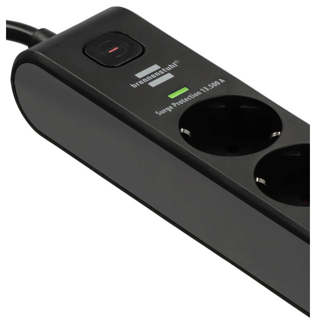 Ein schwarzer Überspannungsschutz mit drei Steckdosen, einem beleuchteten Netzschalter und einer grünen Kontrollleuchte mit der Beschriftung „Surge Protection 1500 A