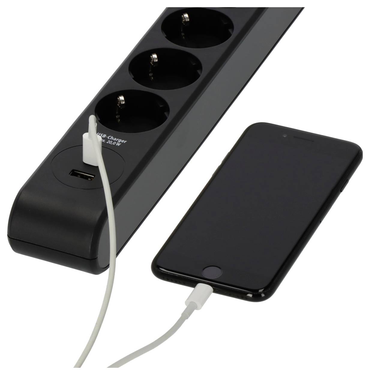 Eine Steckdosenleiste mit drei Steckdosen und einem USB-Anschluss wird gezeigt, die ein Smartphone mit einem weißen Kabel auflädt.