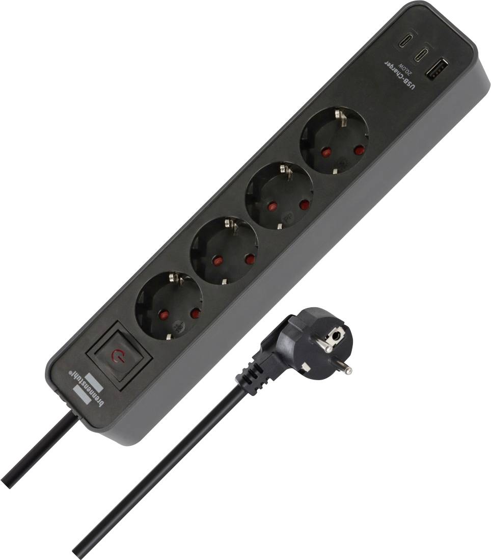 Schwarze Steckdosenleiste mit vier europäischen Steckdosen, zwei USB-Anschlüssen und Kabel mit Stecker auf weißem Hintergrund.