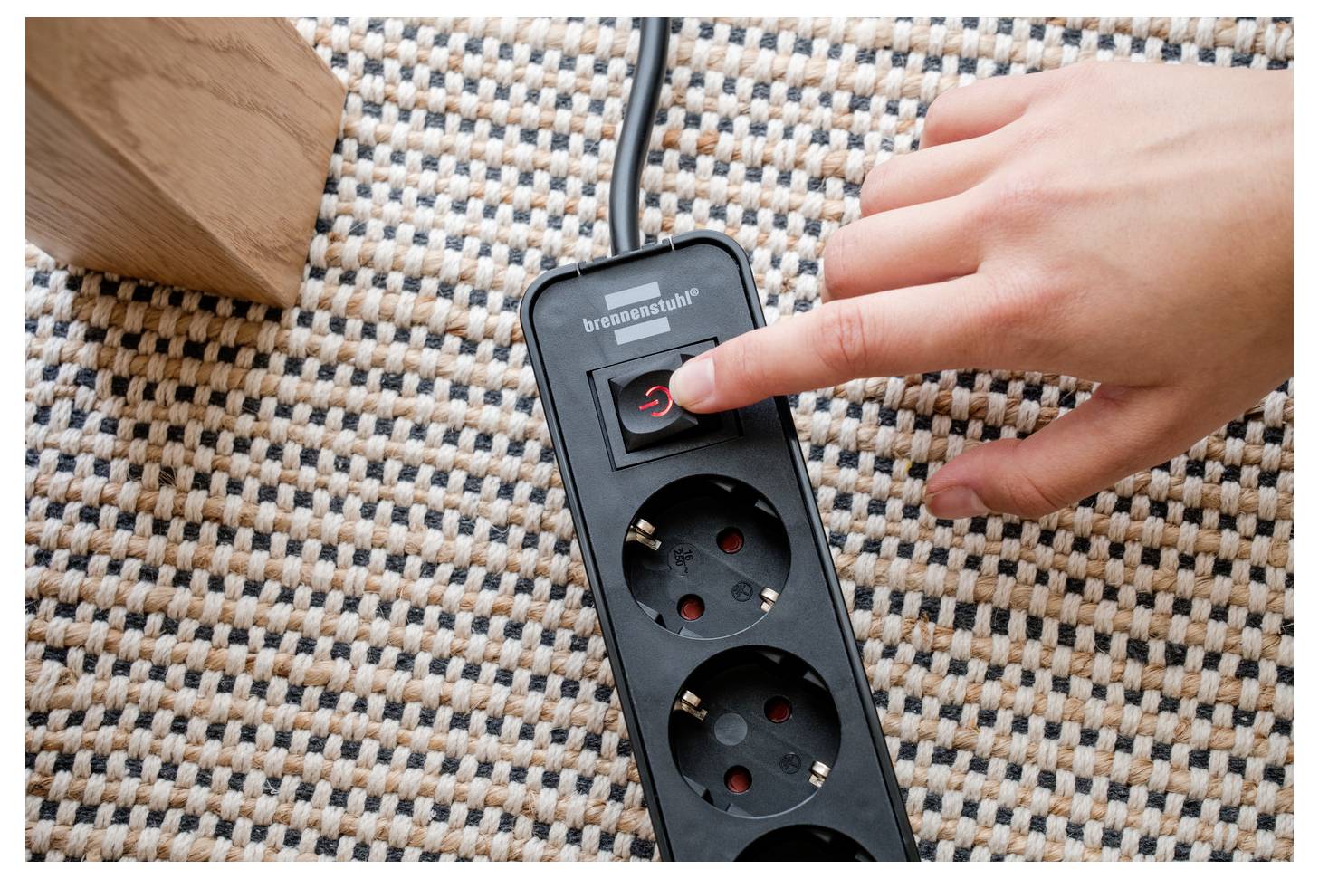 Eine Hand drückt den „Power