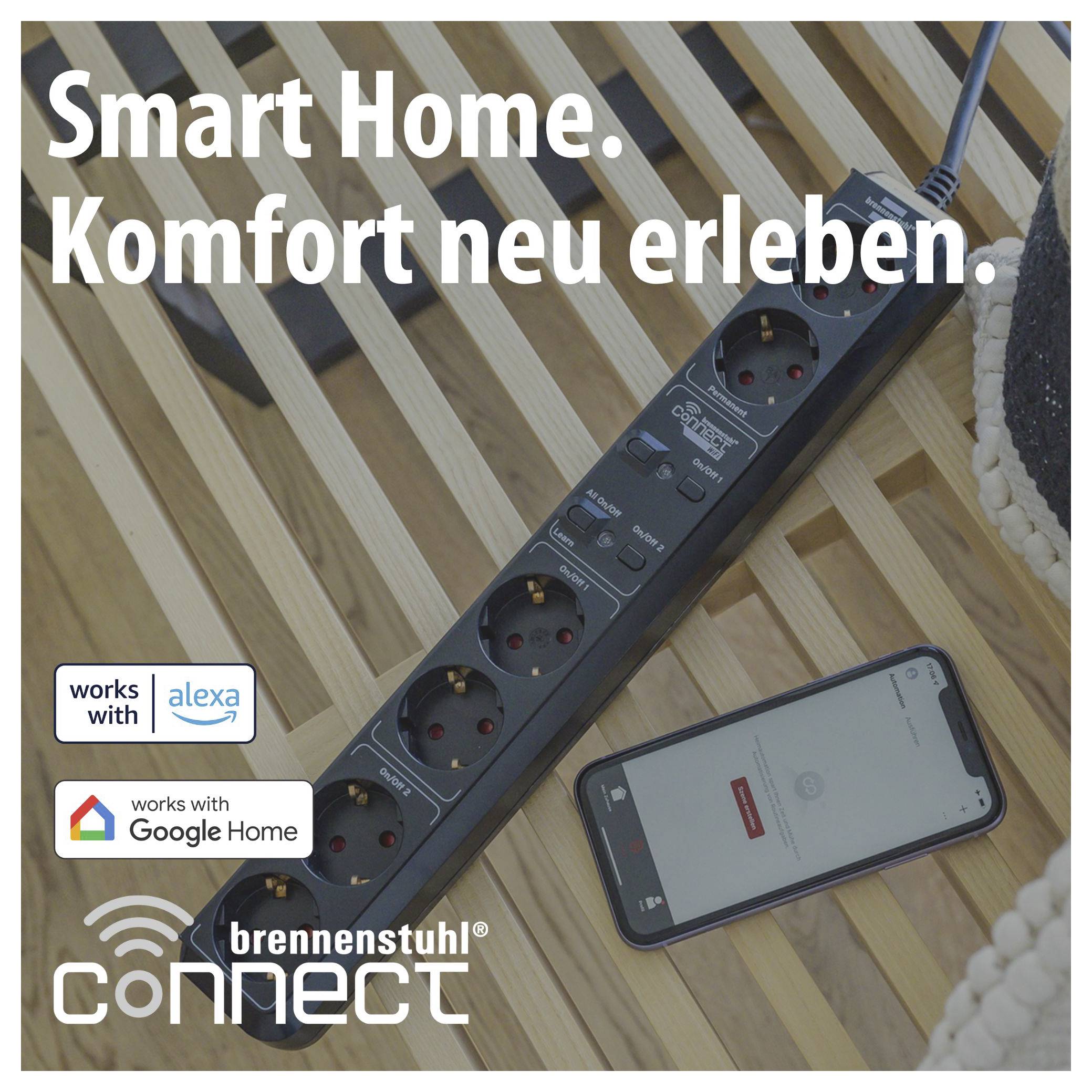 Werbung für smarte Steckdosenleiste mit Smartphone-App: 'Smart Home. Komfort neu erleben.' sowie Logos für Alexa und Google Home.