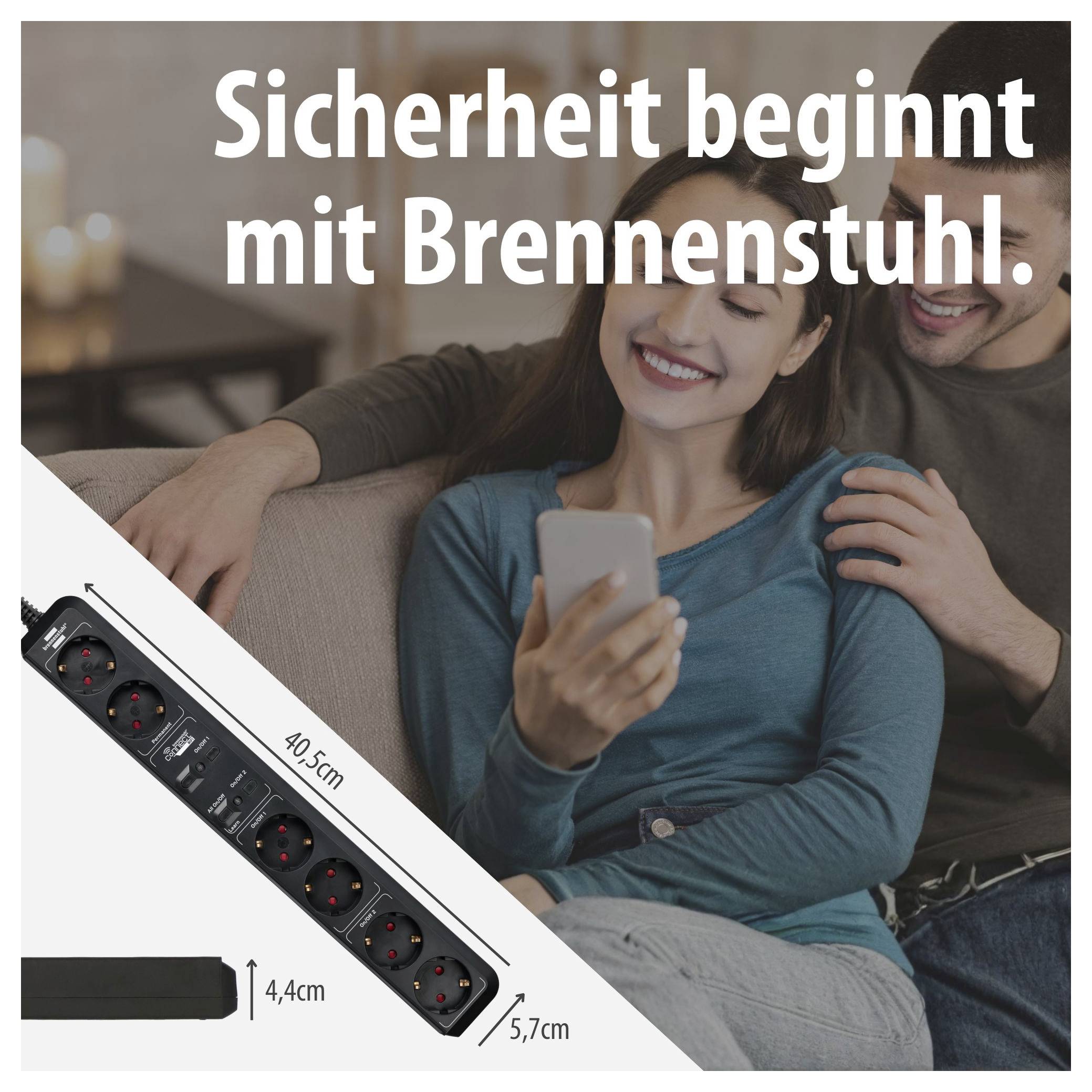 Werbebild mit Paar auf dem Sofa und Steckdosenleiste; Text: 'Sicherheit beginnt mit Brennenstuhl.'; Produktmaße 40,5 cm, 4,4 cm, 5,7 cm.
