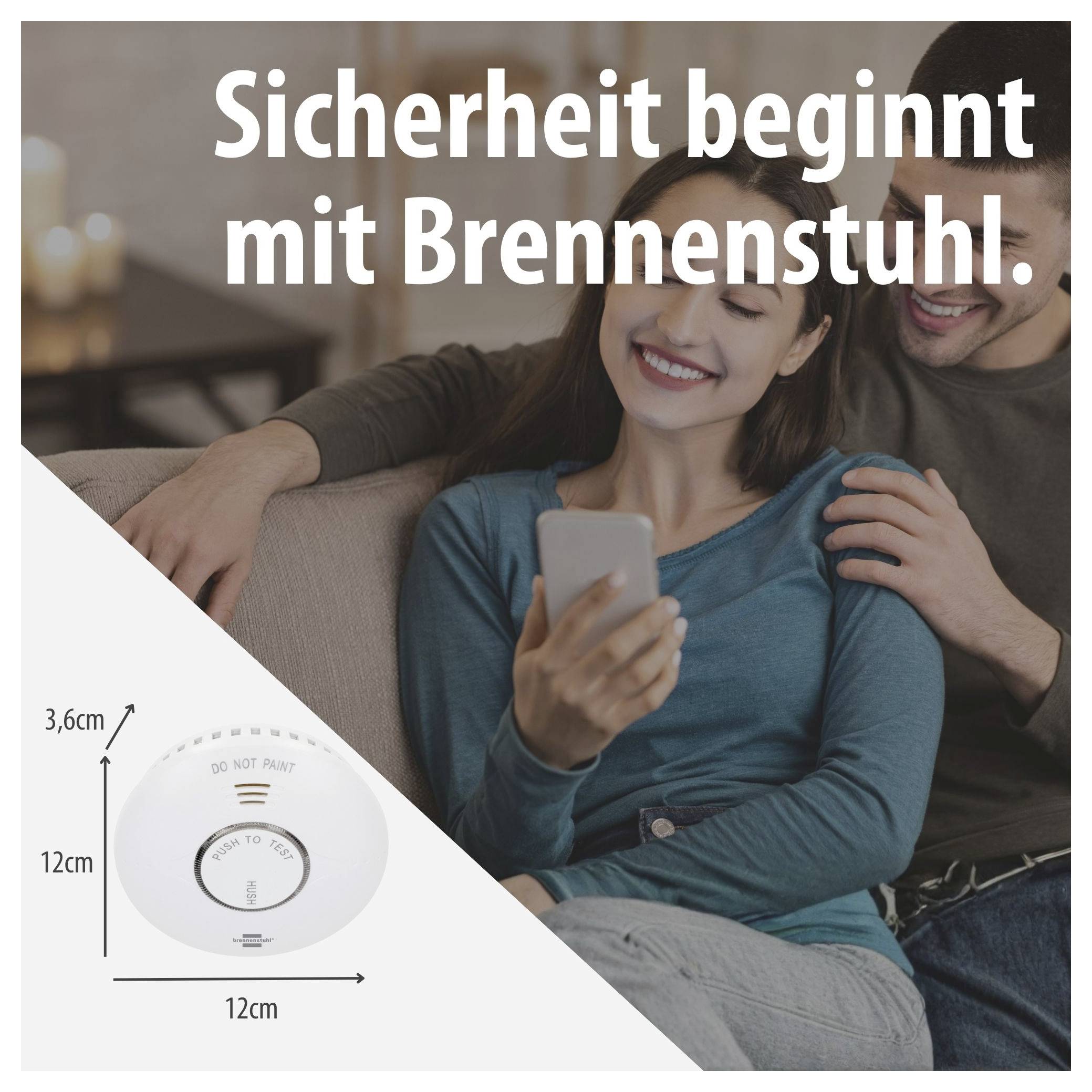 Werbeimage mit glücklichem Paar auf Sofa und Rauchmelder; Text: 'Sicherheit beginnt mit Brennenstuhl.'; Rauchmelder mit Maßen 12 cm x 12 cm, Höhe 3,6 cm.