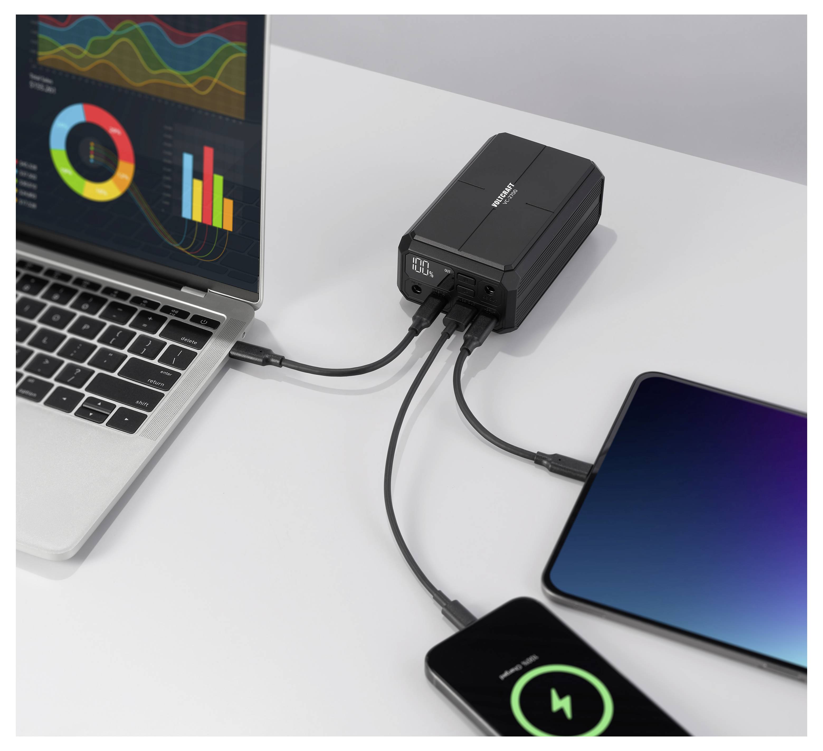 Lange Metallmontageschiene mit angebrachtem grünem Erdungskabel, diagonal auf weißem Hintergrund dargestellt.