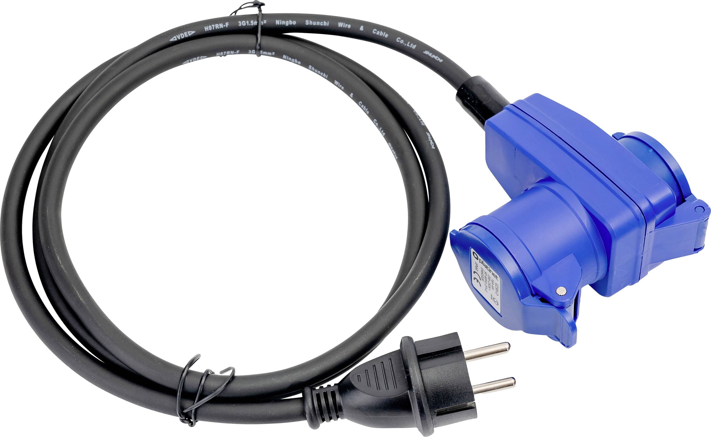 Ein blaues Stromadapterkabel mit einem europäischen Stecker an einem Ende und einer blauen Industriesteckdose am anderen Ende, aufgerollt und einsatzbereit.