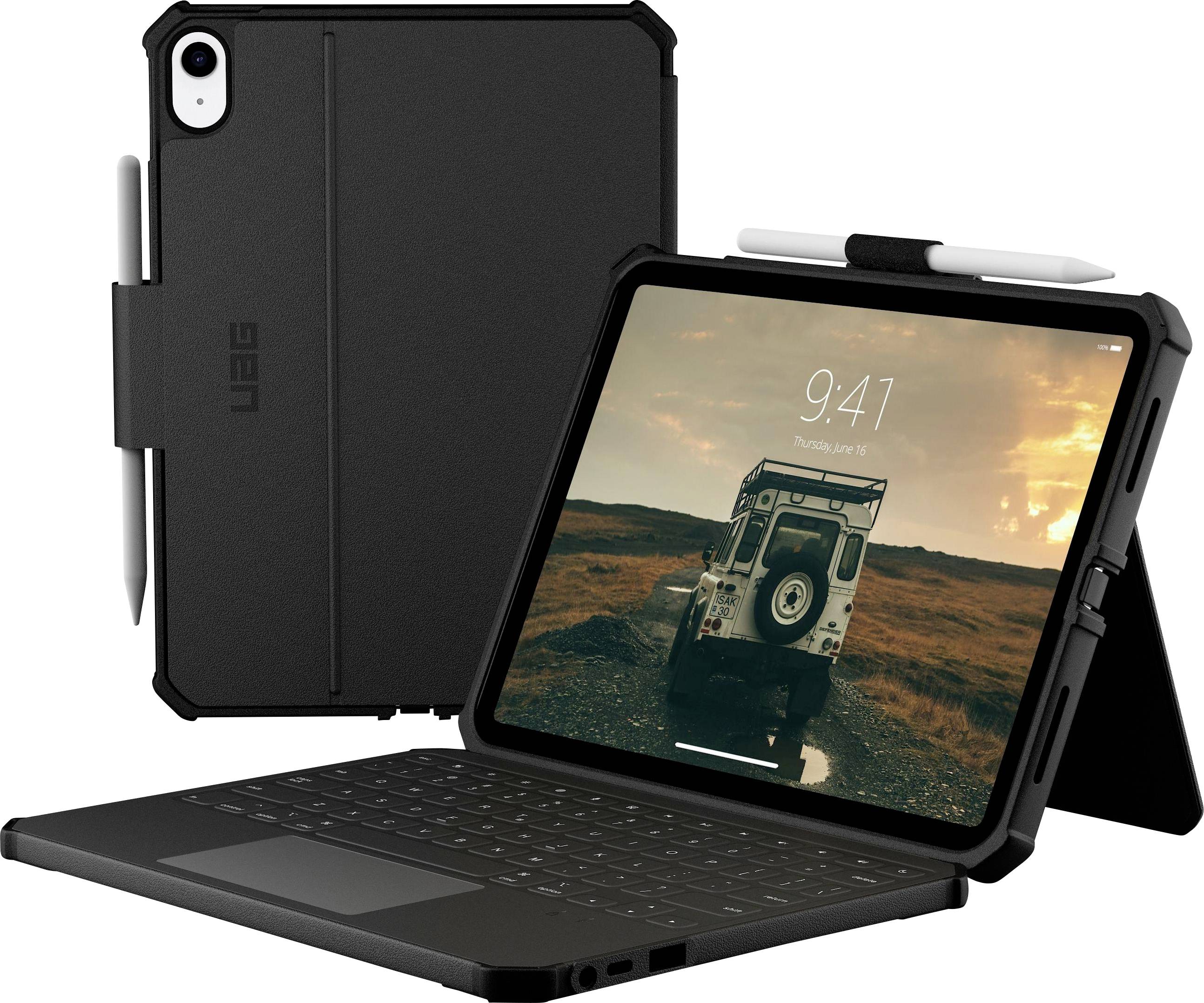 Ein Tablet mit Tastaturhülle und Stift wird angezeigt. Der Bildschirm zeigt ein Vintage-Fahrzeug vor einem Sonnenuntergangshintergrund. Das Setup steht auf einem Ständer.