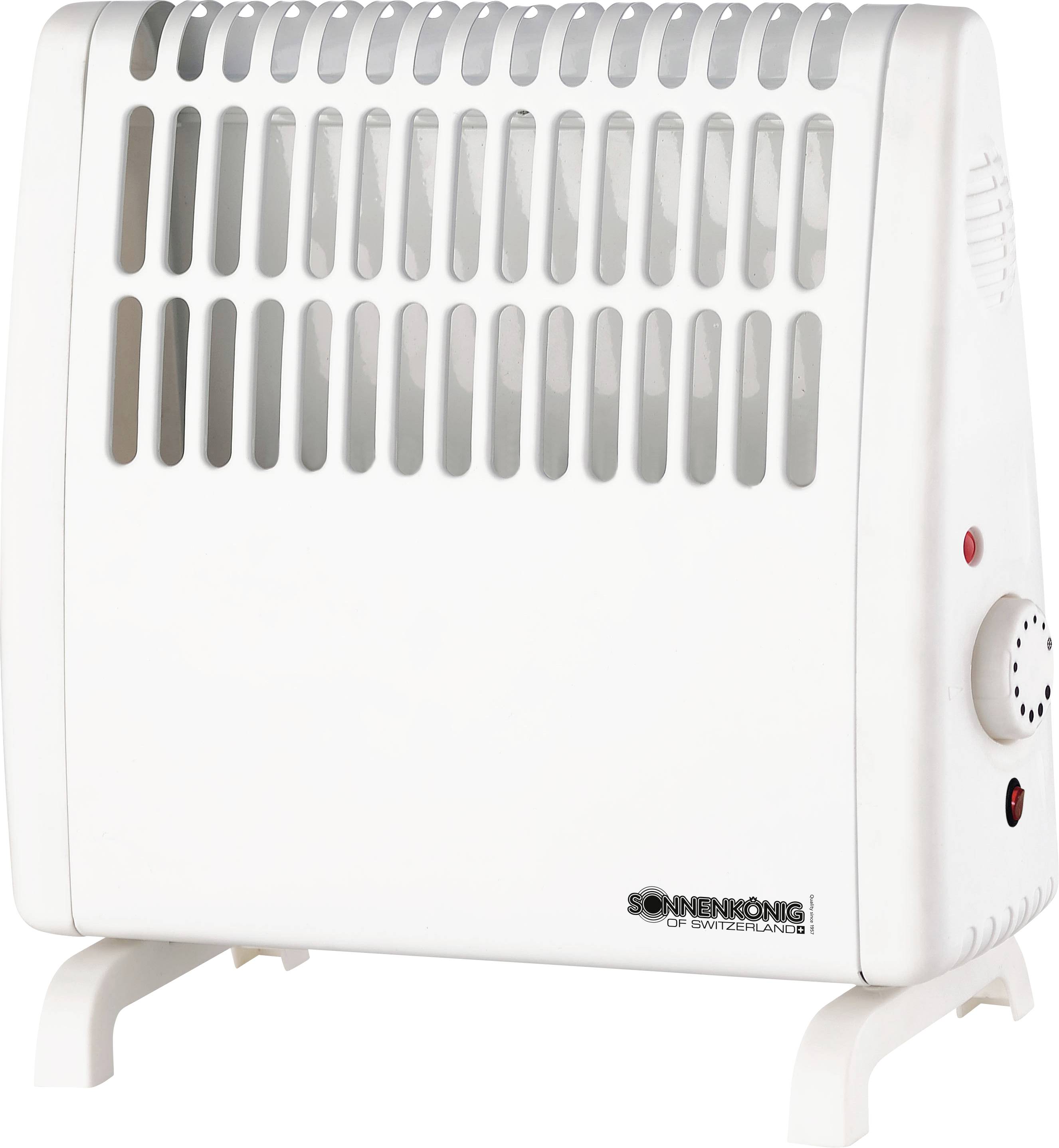 Ein weißer elektrischer Heizstrahler mit belüftetem Panel, Drehregler, Betriebsanzeigeleuchte und Logo auf der Vorderseite, auf einer ebenen Fläche aufgestellt.