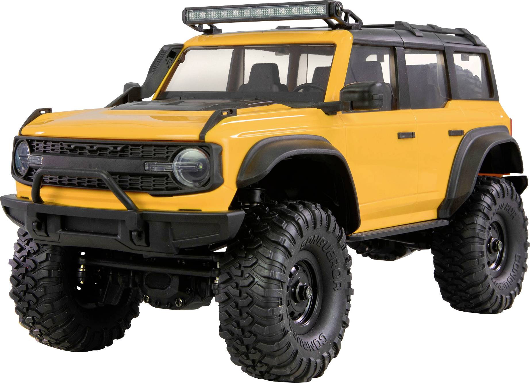Ein hellgelbes, robustes Gelände-Fahrzeug mit großen Reifen und einer auf dem Dach montierten Lichtleiste, von vorne seitlich betrachtet.