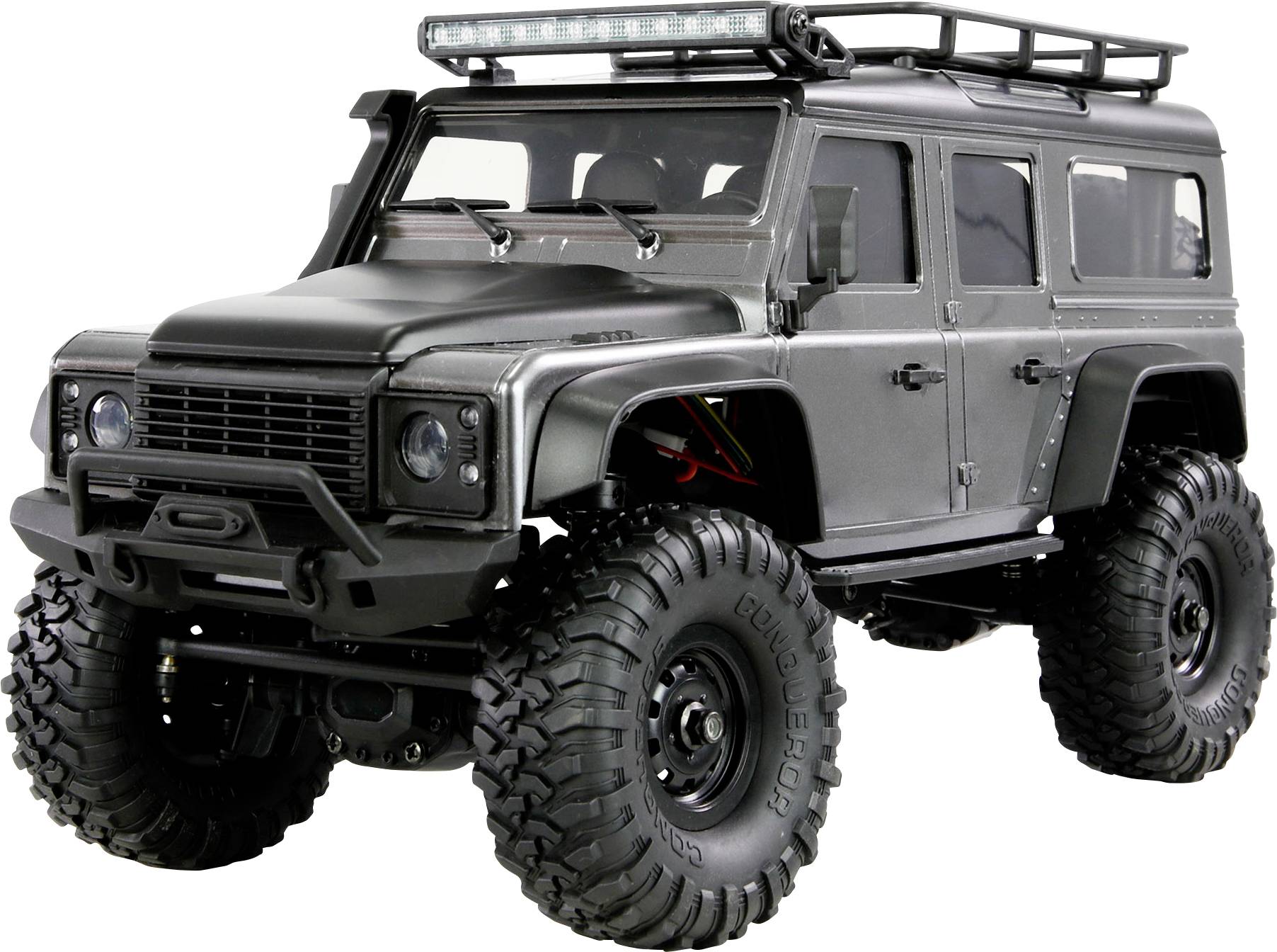 Ein schwarzes Gelände-RC-Auto mit großen Reifen und einem Dachgepäckträger, aus einem vorderen Seitenwinkel gezeigt, das seine robuste Konstruktion betont.