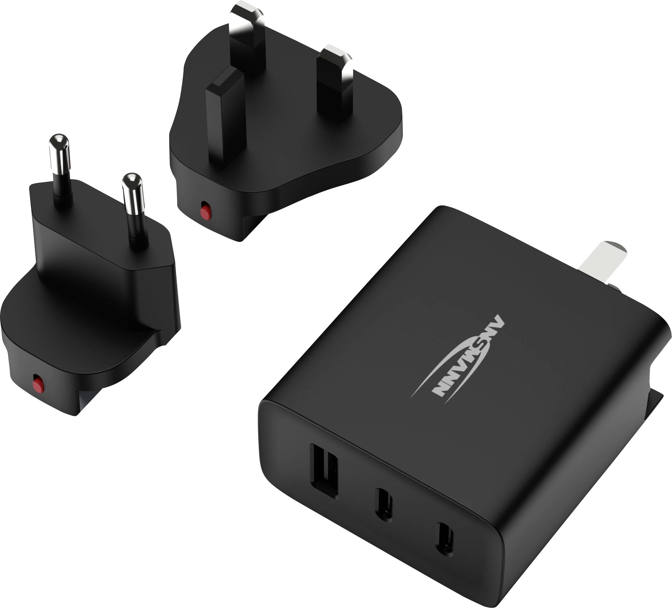 Ein schwarzer universeller Reiseadapter mit drei USB-Anschlüssen und zwei austauschbaren Steckern für europäische und britische Steckdosen, konzipiert für vielseitiges Aufladen.