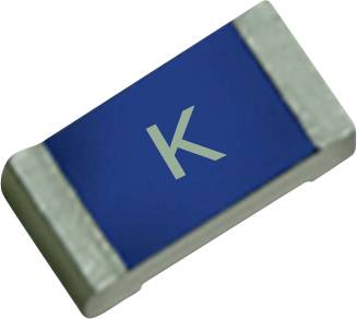 Ein blauer rechteckiger Keramikkondensator mit metallischen Enden und dem auf seiner Oberfläche gedruckten Buchstaben „K