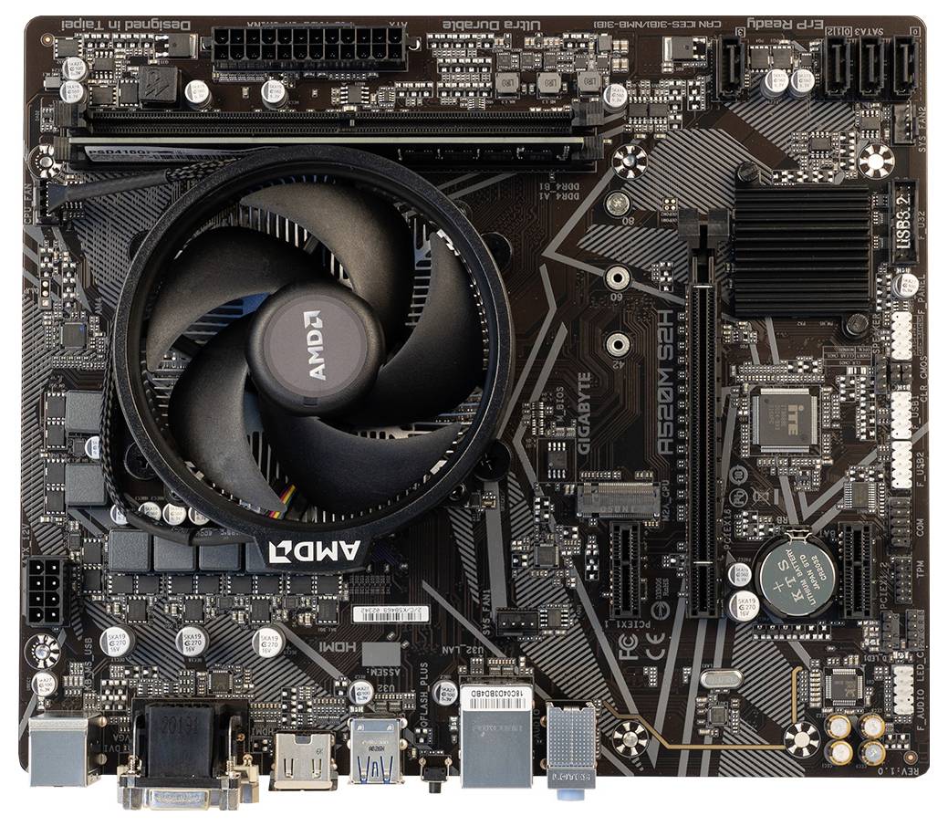 Draufsicht auf ein Mainboard mit installiertem AMD-Lüfter; zahlreiche Schaltkreise, Anschlüsse und Komponenten sind sichtbar, was auf ein Computerhard-Setup hindeutet.