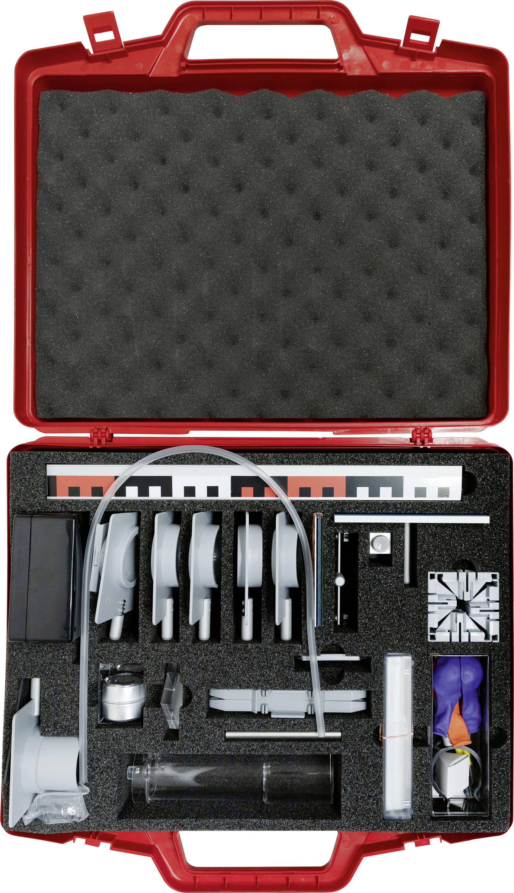 Ein rotes Werkzeugset enthält verschiedene, ordentlich angeordnete Laborinstrumente, darunter Spritzen, Reagenzgläser, einen Brenner und Messskalen.