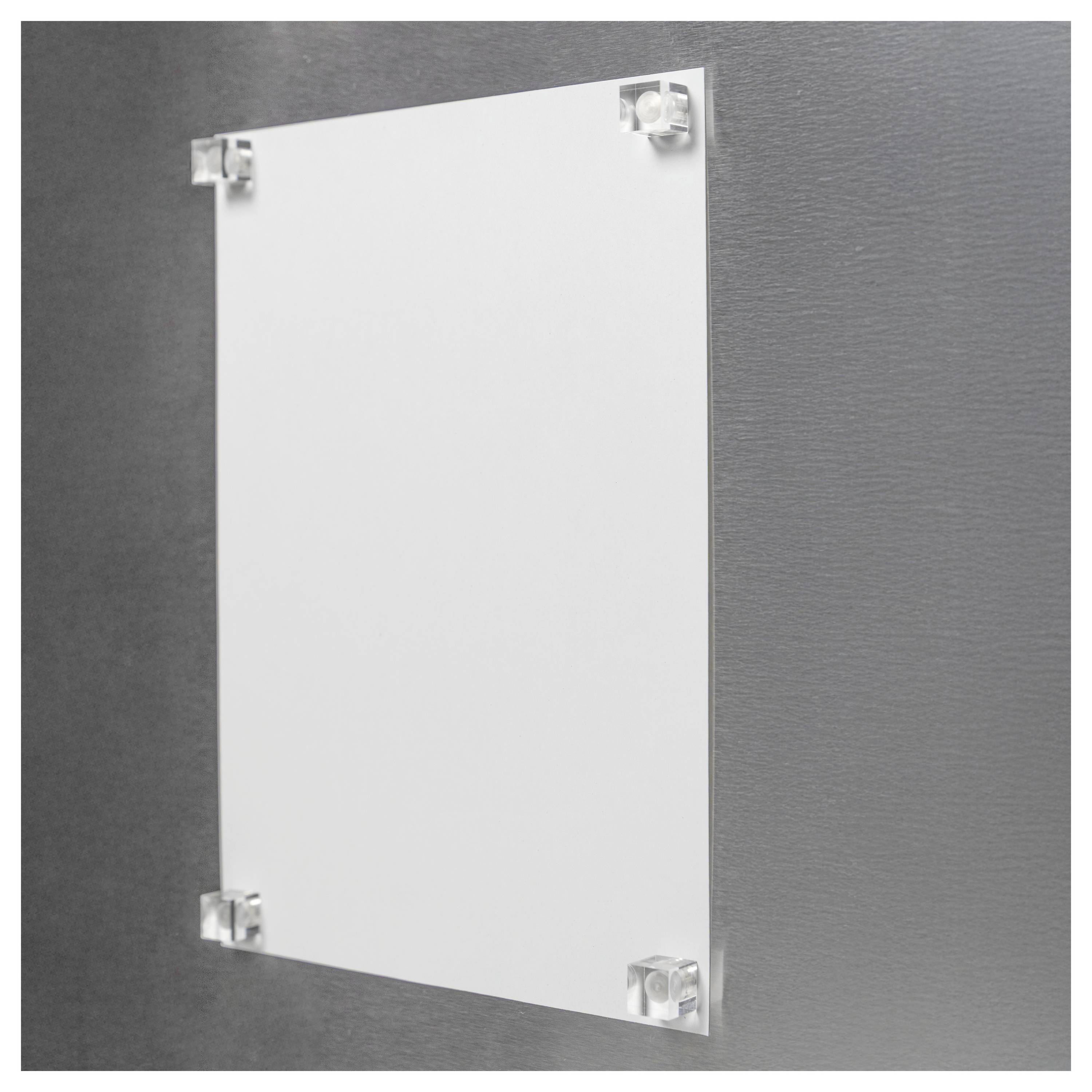 Ein klarer Acryl-Wandschild-Halter mit einem einzelnen weißen leeren Blatt eingefügt, montiert an einer grauen Wand mit vier Schrauben.
