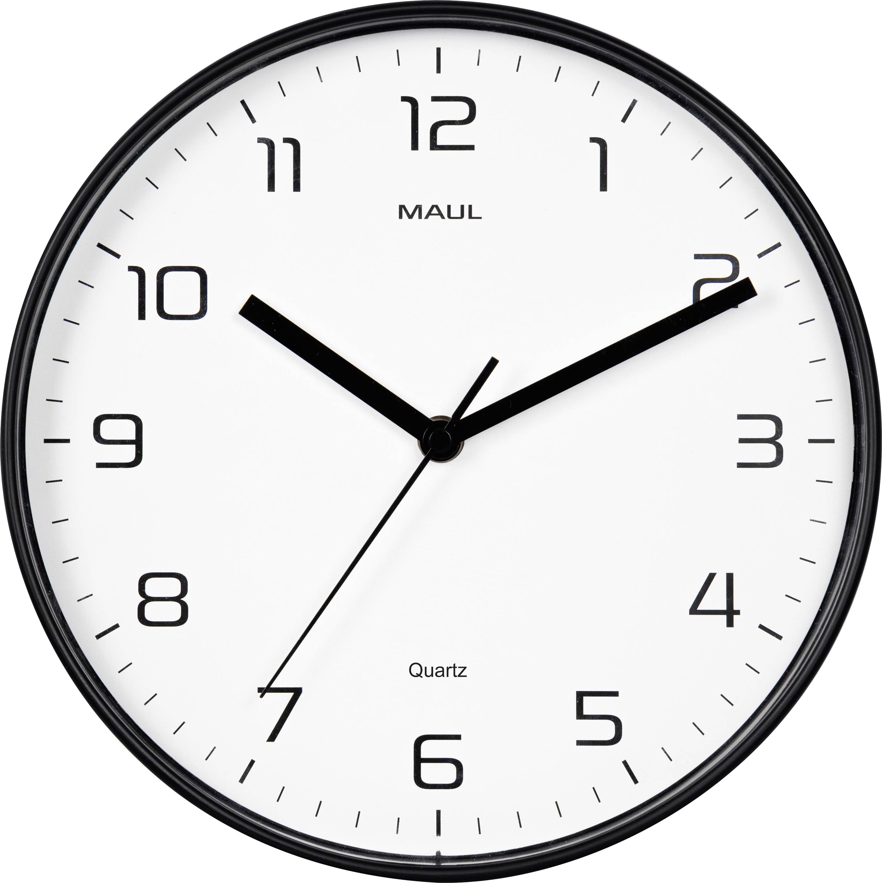 Eine runde Wanduhr mit weißem Zifferblatt, schwarzen Zahlen und schwarzen Stunden- und Minutenzeigern, die auf 10:10 zeigen. Die Marke 