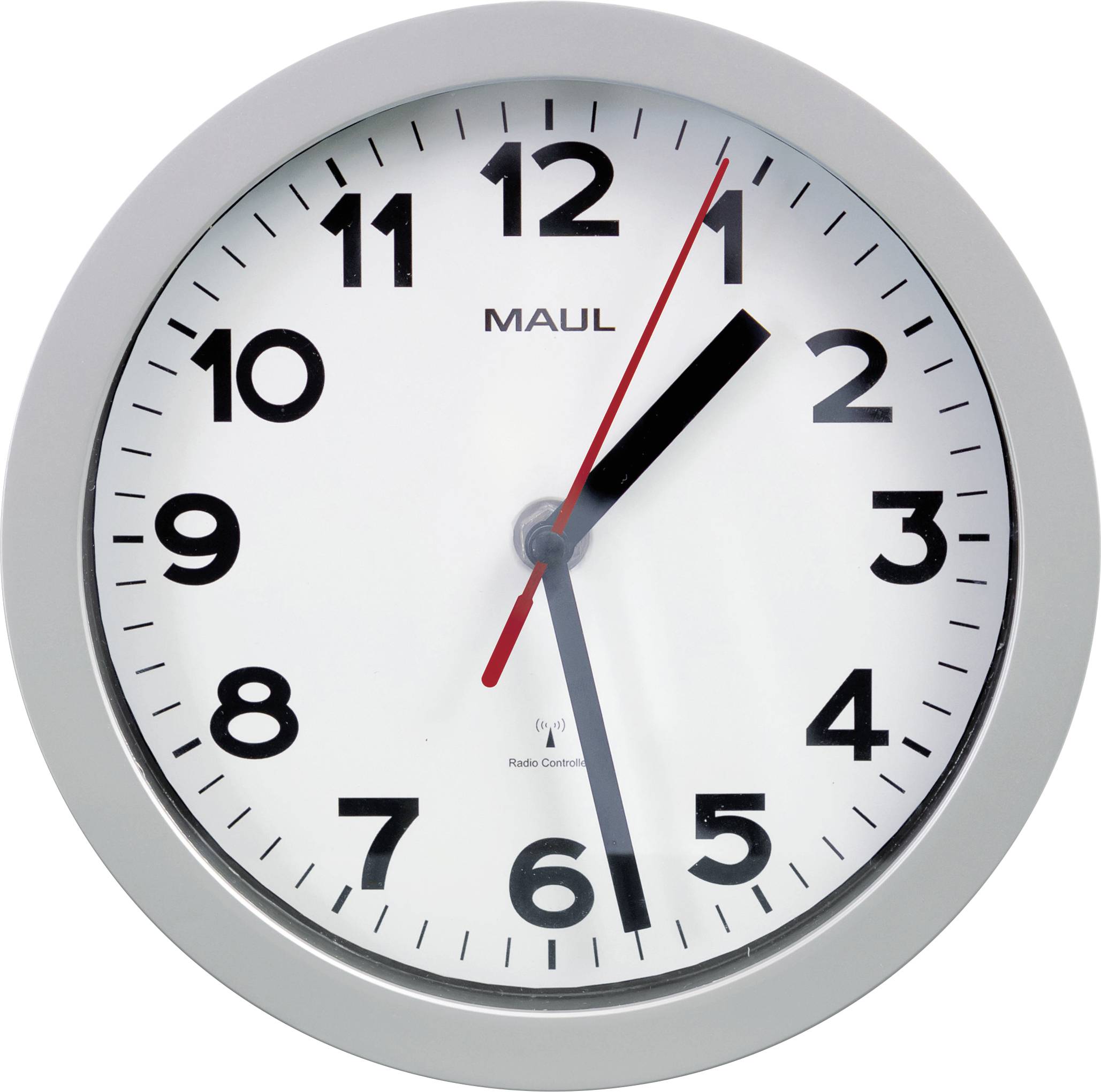 Eine runde Wanduhr mit silbernem Rahmen zeigt die Zeit 1:50 an. Die Zahlen und Zeiger der Uhr sind schwarz, mit einem roten Sekundenzeiger.