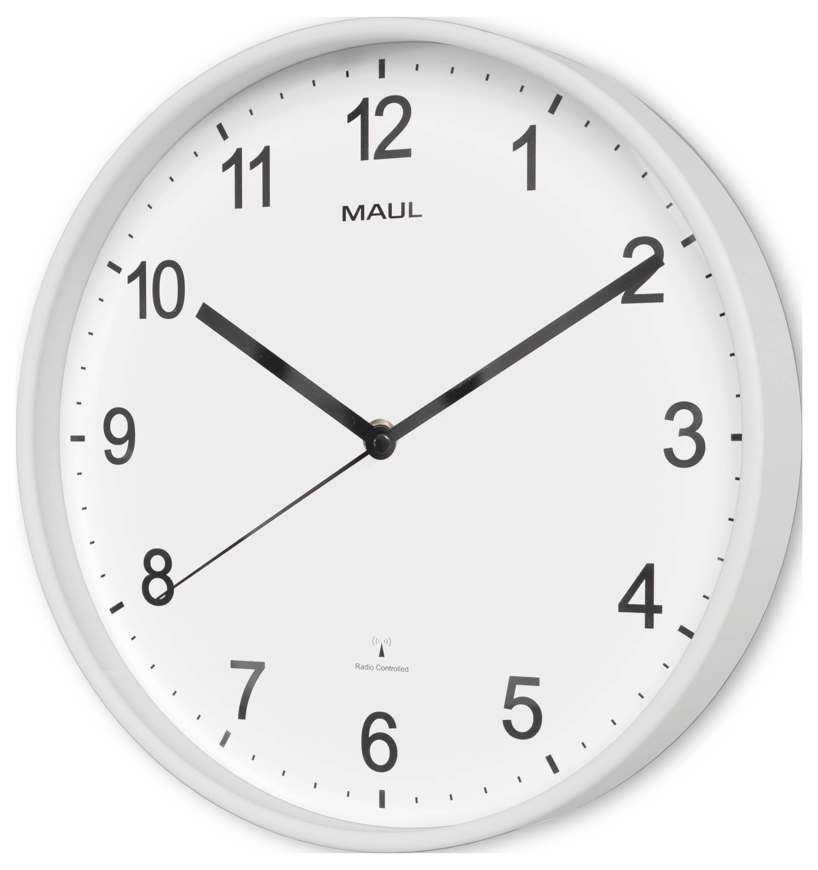 Eine weiße Wanduhr zeigt die Uhrzeit 8:20, mit schwarzen Stunden- und Minutenzeigern und Ziffern. Der Markenname 'Maul' ist sichtbar.