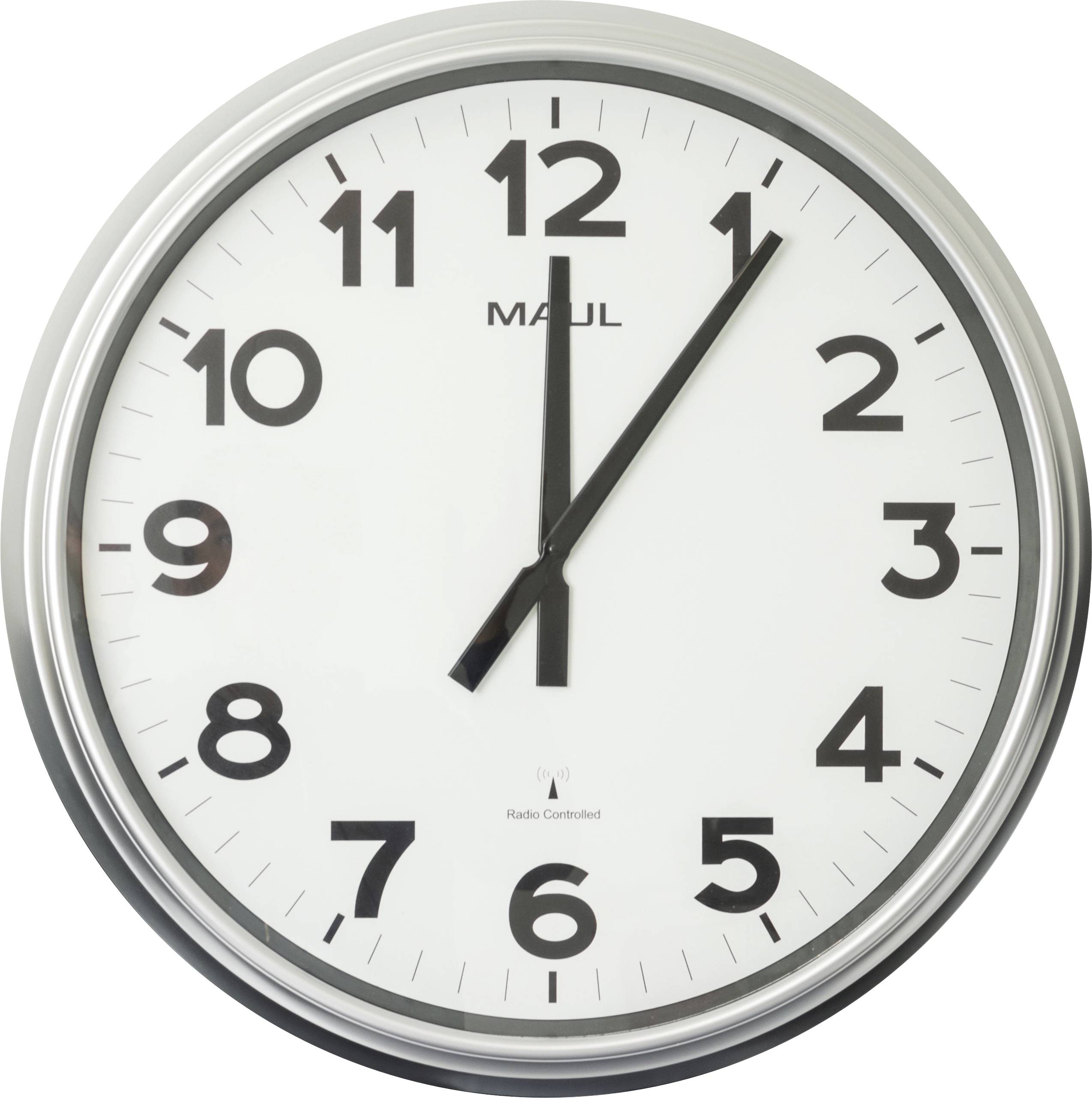 Eine Wanduhr mit rundem Zifferblatt, die die Zeit 12:03 anzeigt, mit schwarzen Zahlen und Zeigern auf weißem Hintergrund, umrahmt von einem silbernen Rahmen.