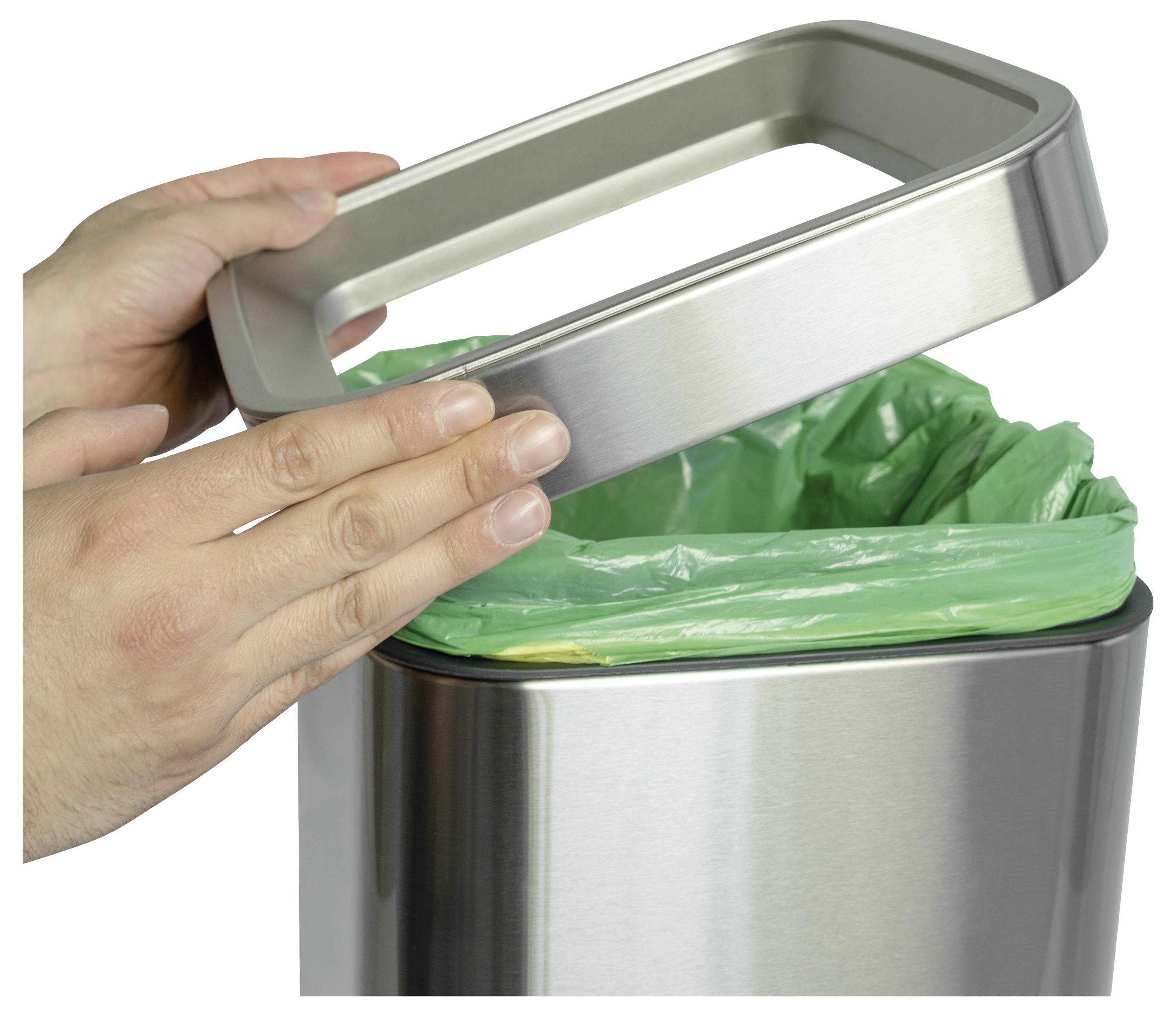 Hände, die einen Edelstahl-Mülleimer mit einer grünen Tüte innen öffnen, was die Verwendung von Behältern oder die Abfallentsorgung veranschaulicht.
