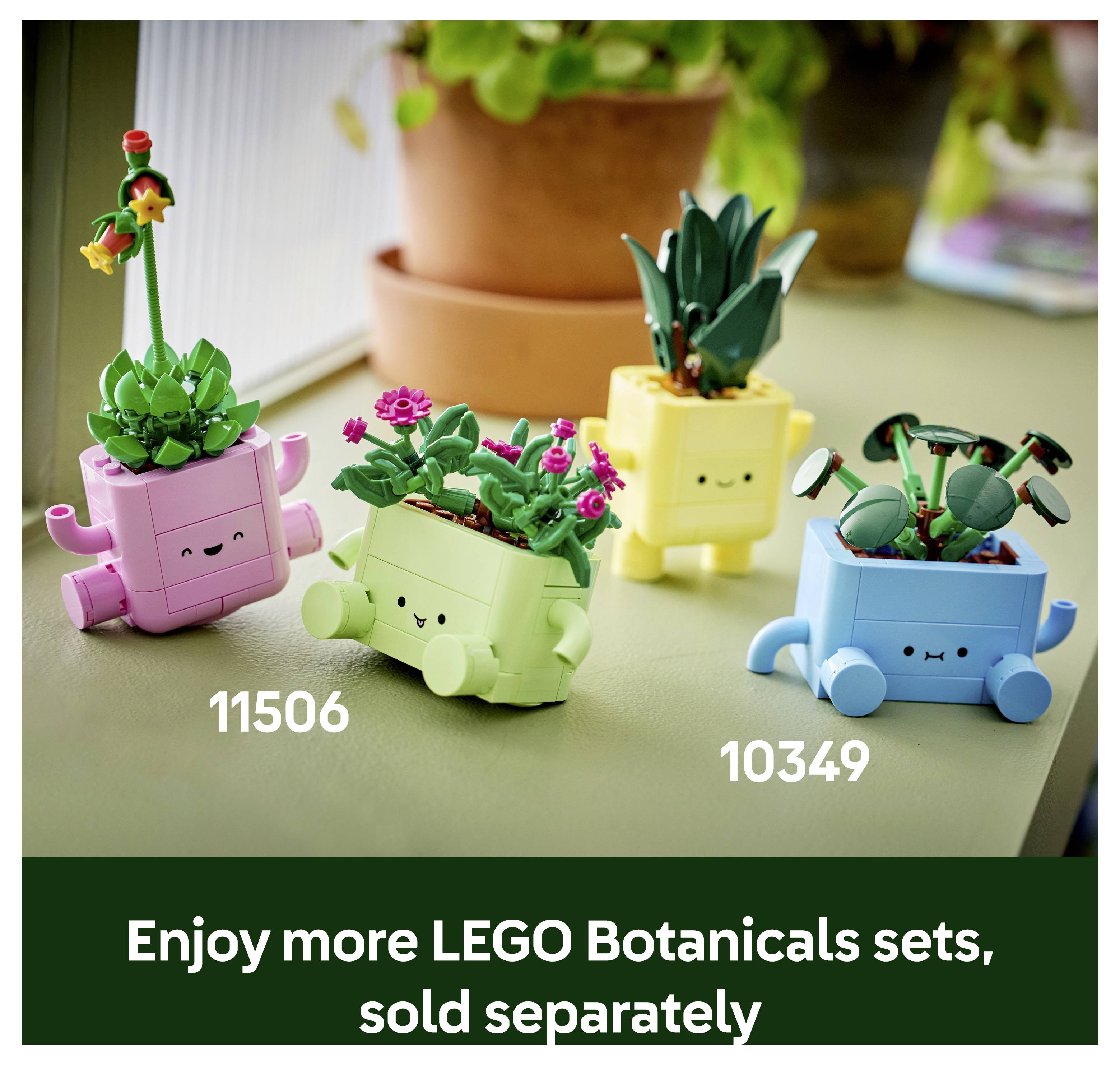 Werbung für LEGO Botanicals Sets: vier lächelnde Blumentopf-Modelle in Rosa, Grün, Gelb und Blau mit den Set-Nummern 11506 und 10349 und dem Text „Genießen Sie mehr LEGO Botanicals Sets, separat erhältlich