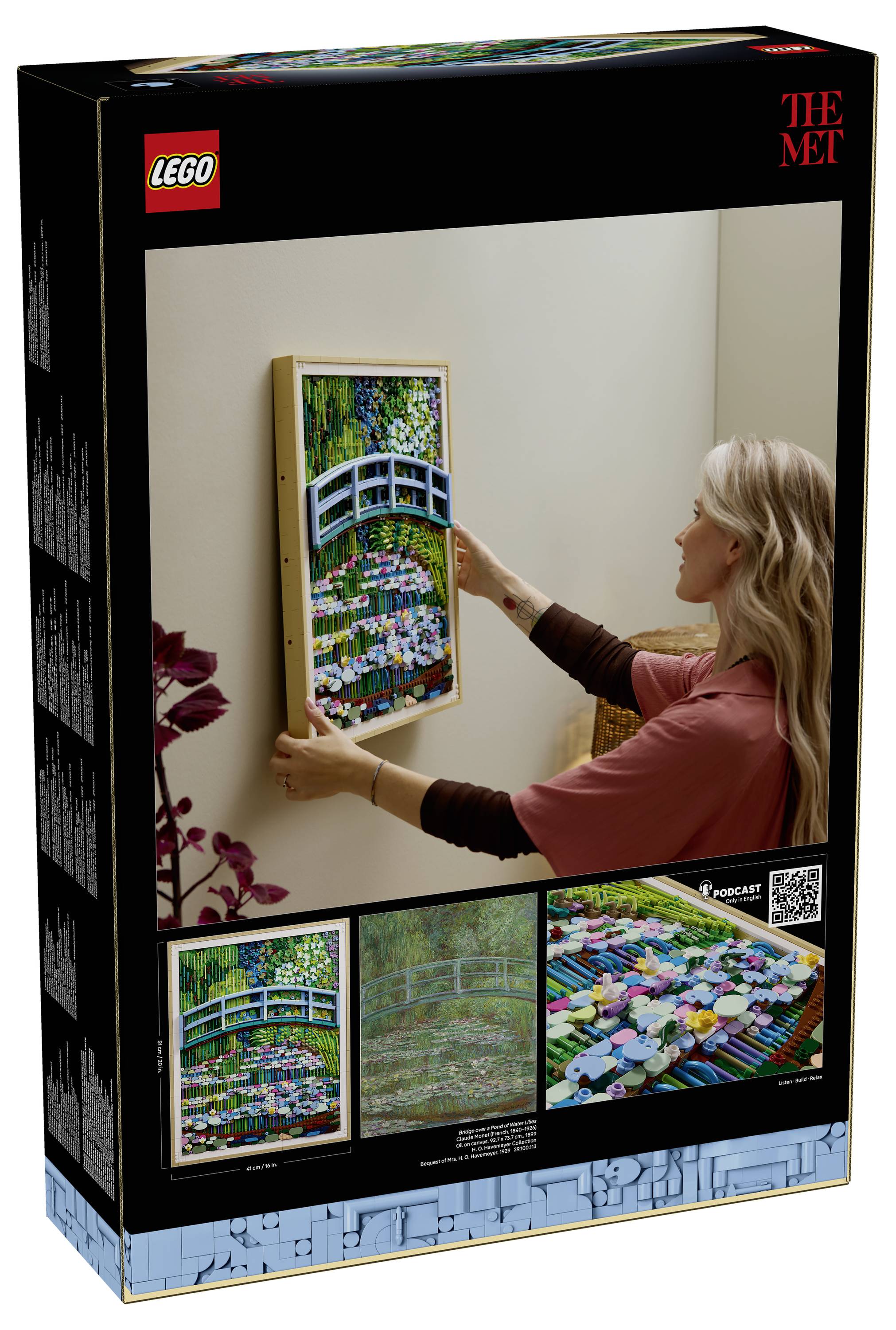 Eine Person hängt ein gerahmtes LEGO-Kunstwerk von Monets Seerosen an eine Wand. Die Schachtung zeigt das Design und die Komponenten für das LEGO-Set.