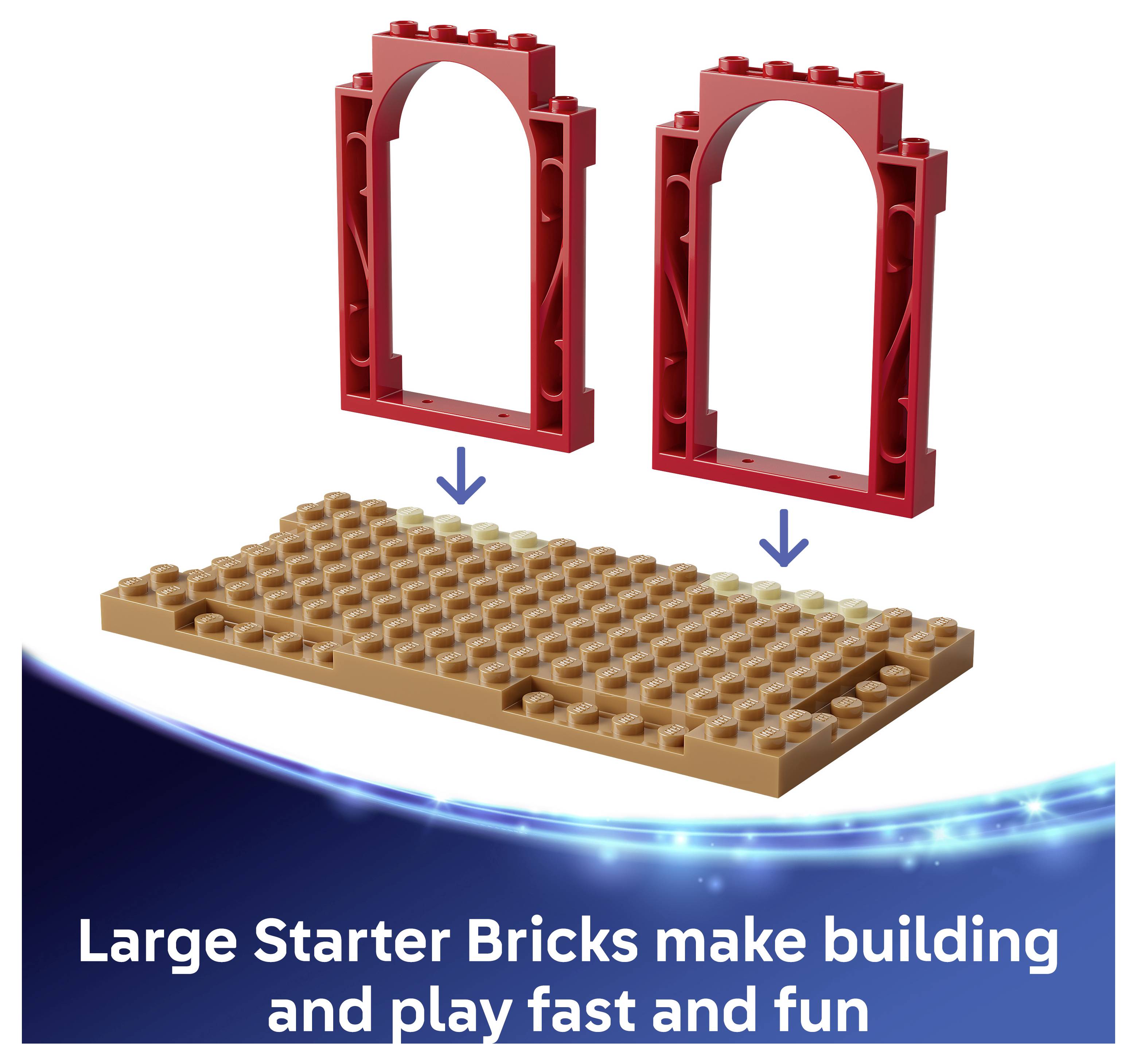 Illustration von zwei großen roten Startstein-Rahmen, die auf einer beige LEGO-ähnlichen Grundplatte platziert sind, mit Pfeilen, die nach unten zeigen, und der Beschriftung „Große Startersteine machen das Bauen und Spielen schnell und macht Spaß