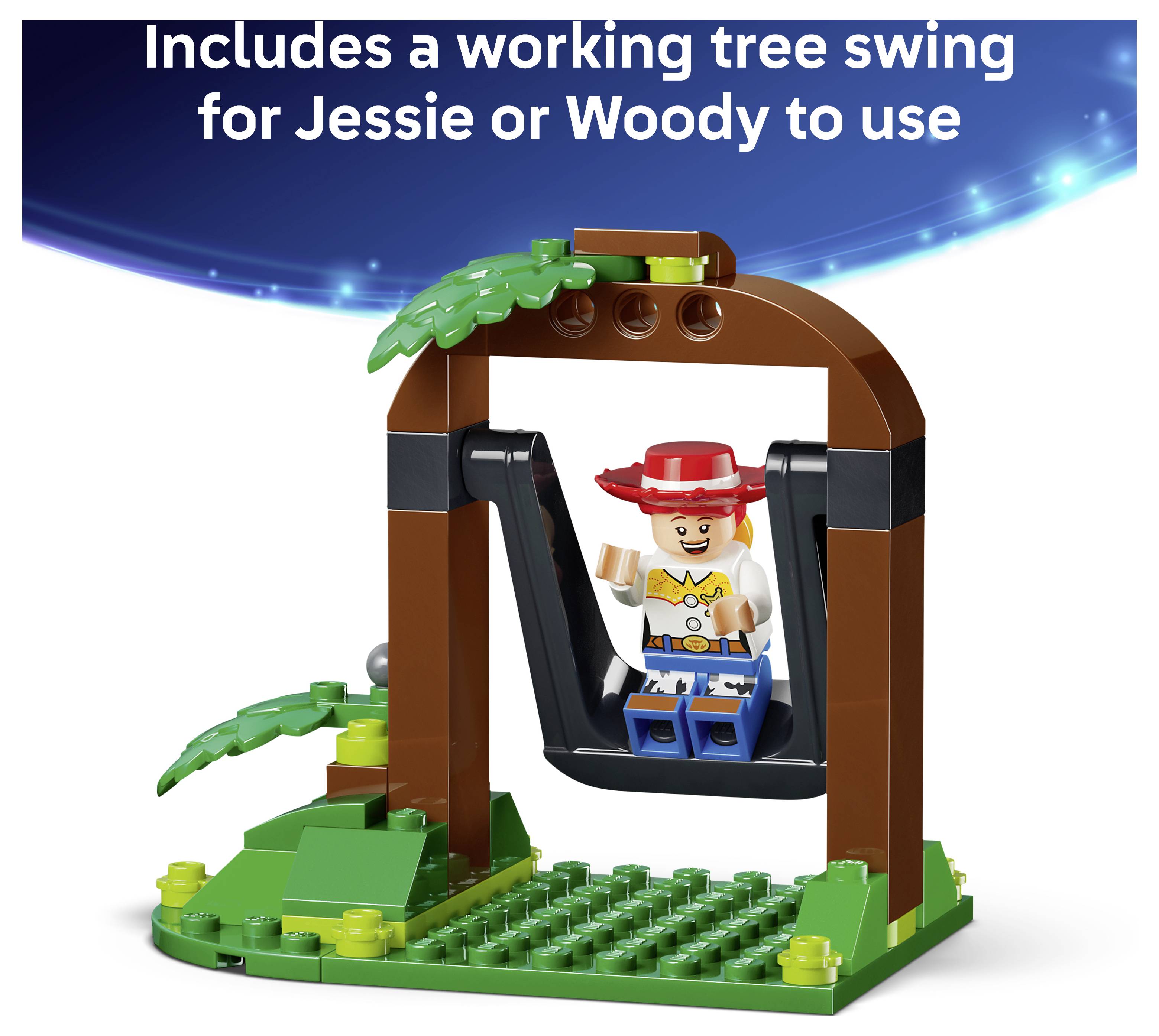 LEGO-Spielzeugschaukel mit Jessie-Minifigur, die auf einer schwarzen Schaukel unter einem braunen Bogen sitzt; der Text besagt „Enthält eine funktionierende Baumschaukel, die Jessie oder Woody nutzen können