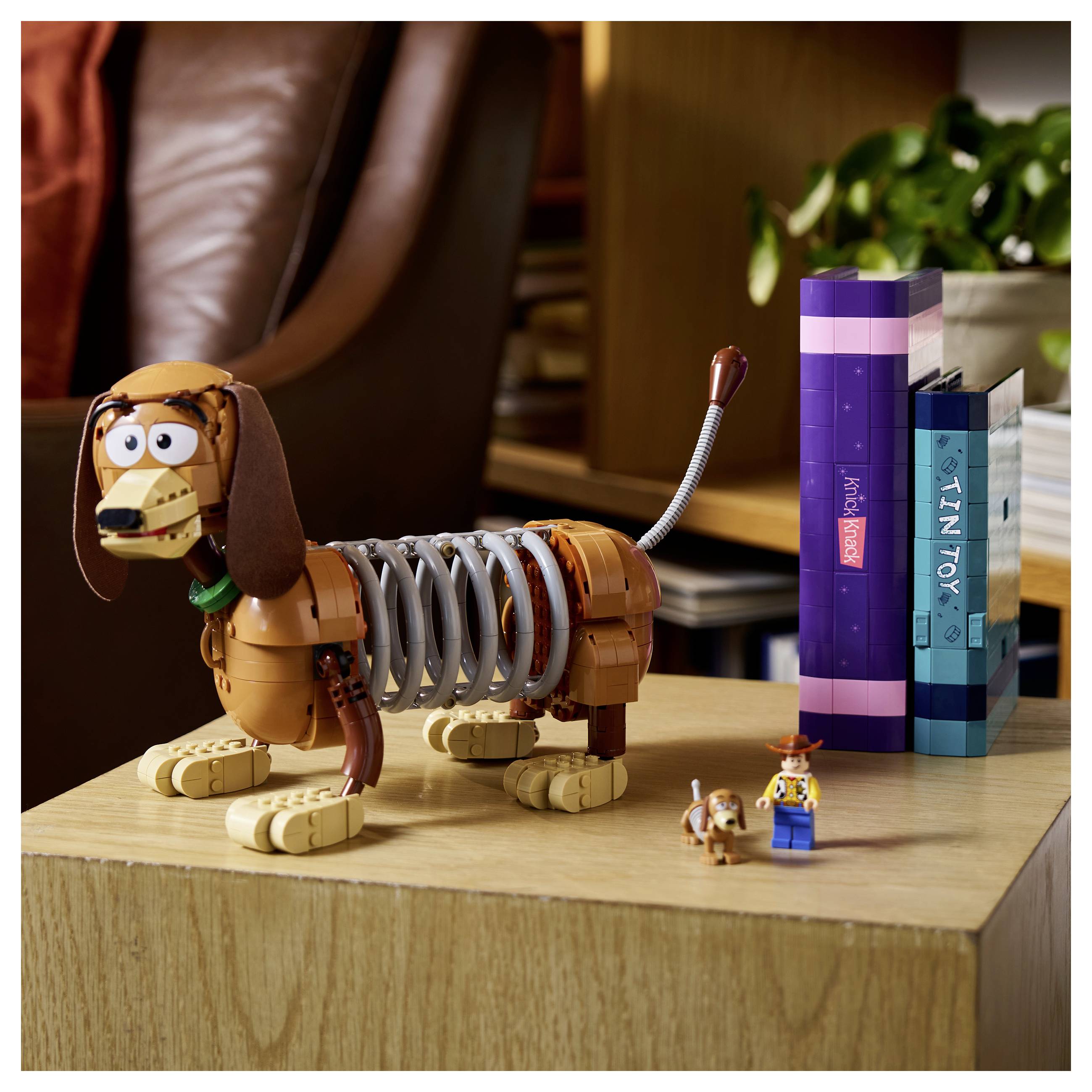 6589987 LEGO® DISNEY Pixar Toy Story: Slinky-Buchstützen (43301); süßer Dackel für Erwachsene