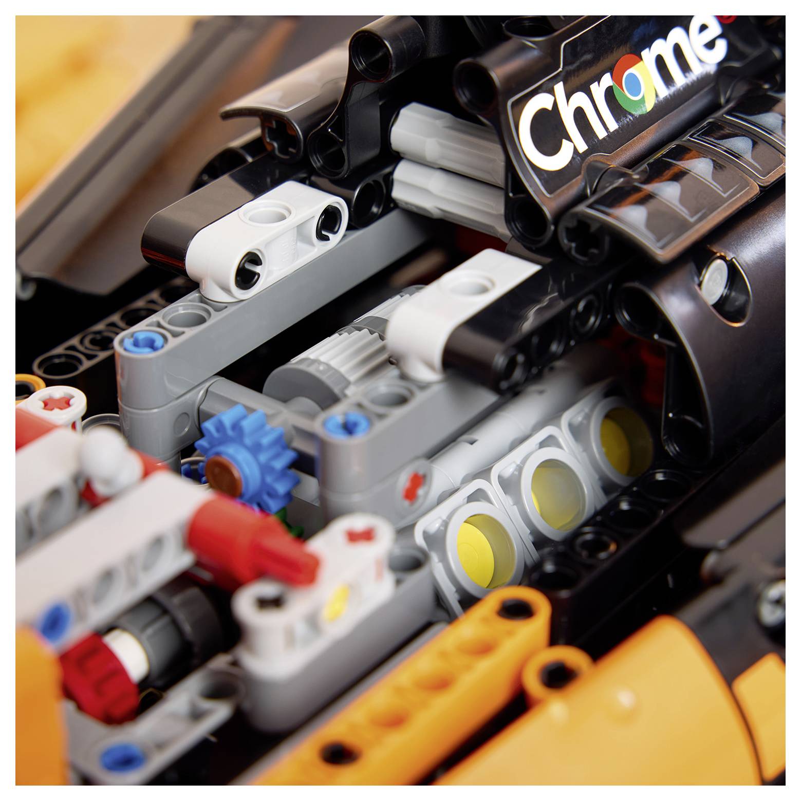 Eine Nahaufnahme eines komplexen LEGO-Mechanismus mit ineinandergreifenden Zahnrädern und Stangen, mit einer 