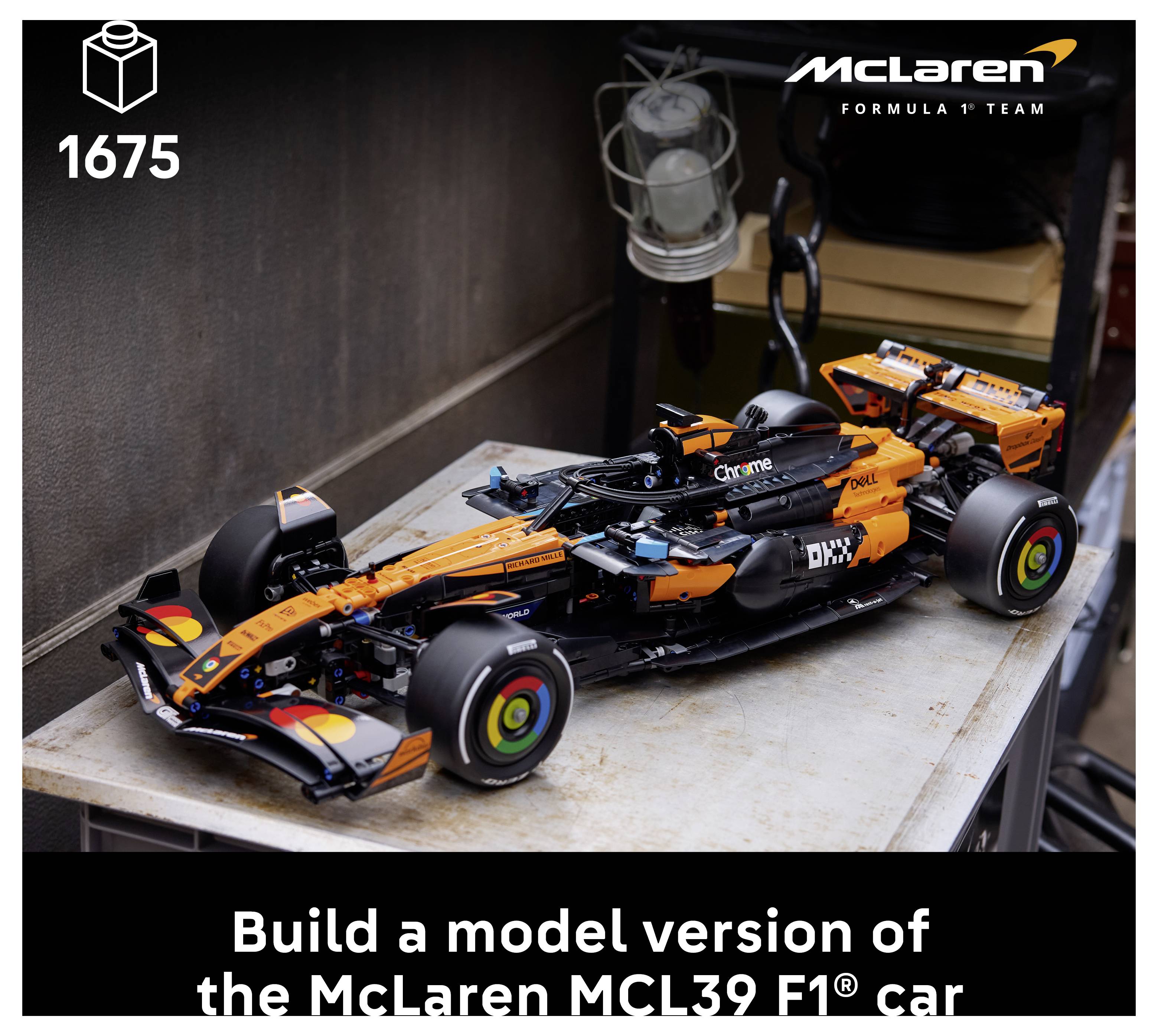 Ein detailliertes Modell des McLaren MCL39 F1-Rennwagens in Orange und Schwarz zur Schau gestellt, das sein schlankes Design und seine lebendigen Farben hervorhebt.