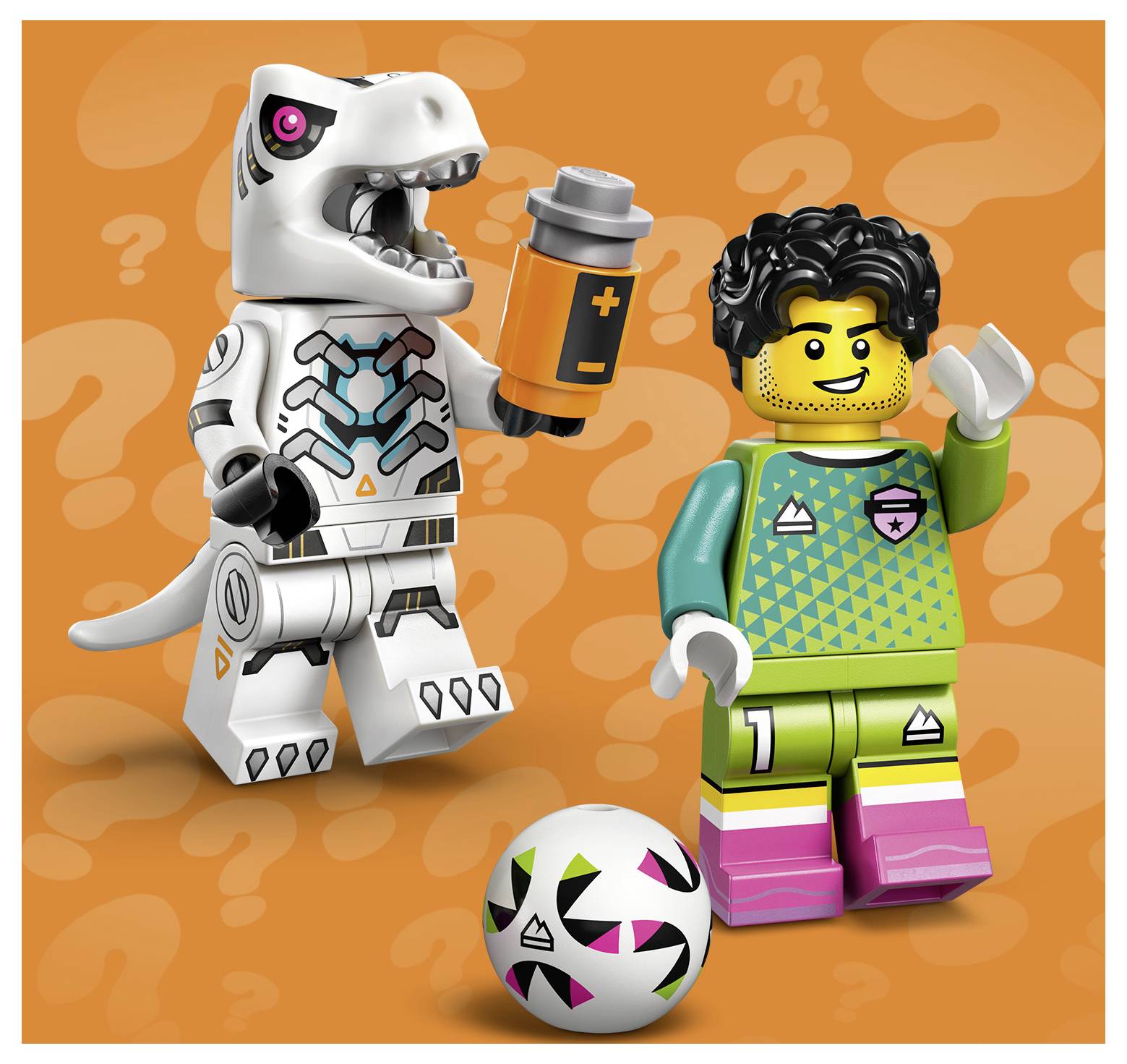 Eine LEGO-ähnliche Minifigur neben einem weißen Roboter-Dinosaurier, der einen batterieähnlichen Behälter hält, mit einem gemusterten Fußball auf orangefarbenem Hintergrund.
