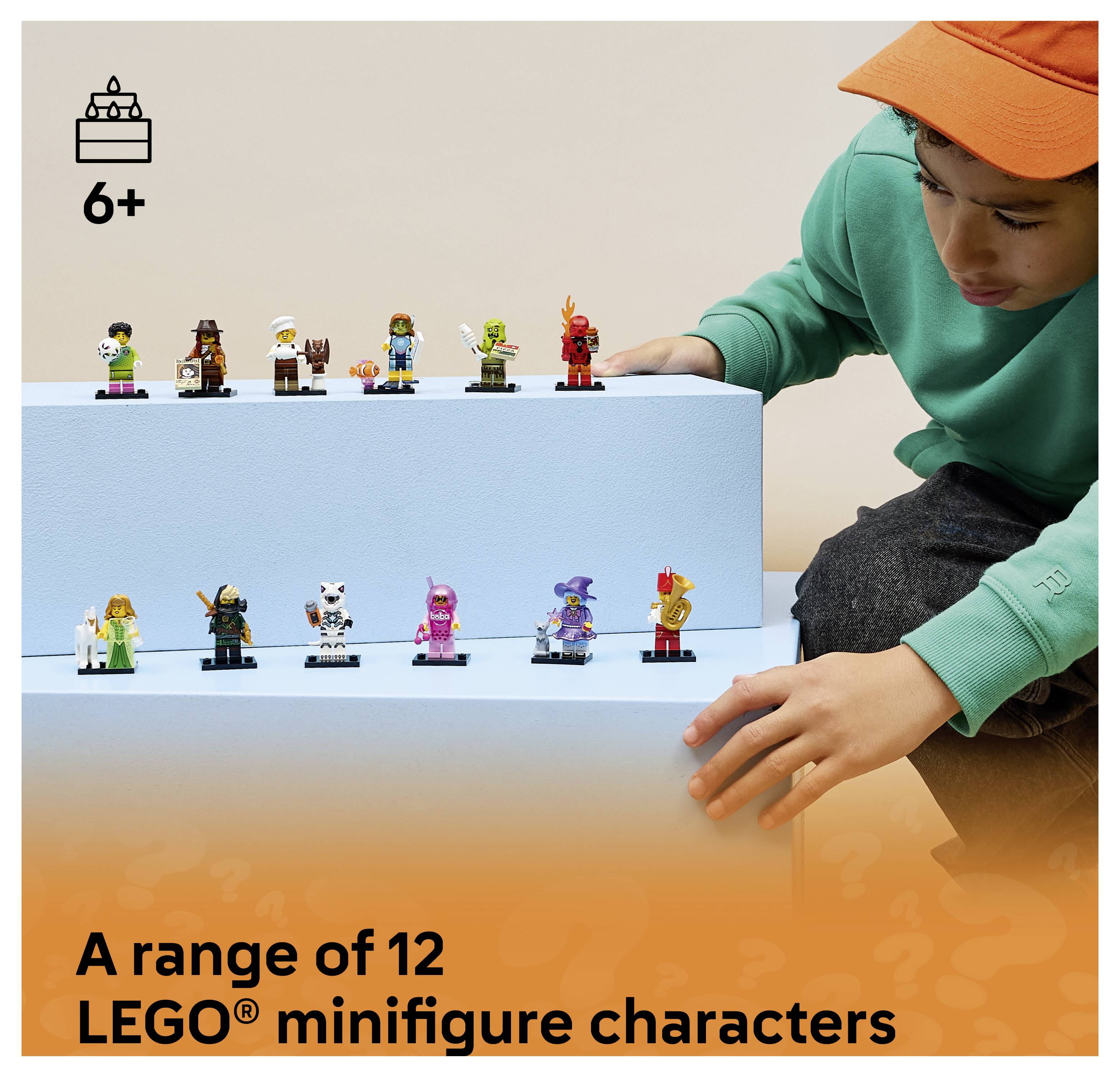 Kind in grünem Hoodie und orangener Kappe ordnet 12 LEGO-Minifiguren auf blauer Anzeigetafel an, beschriftet mit 6+ und „Eine Auswahl von 12 LEGO-Minifigur-Charakteren