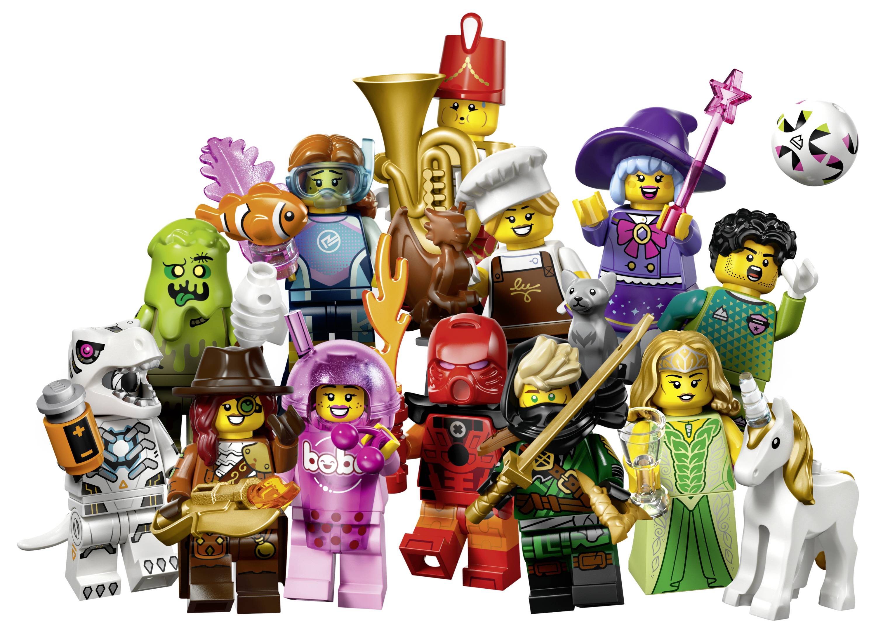 Gruppe farbenfroher LEGO-Minifiguren und Tiere, die zusammen posieren, einschließlich einer Hexe, eines Kochs, eines Cowboys, eines Astronauten und von Musikern, mit einem Fußball in der Nähe.